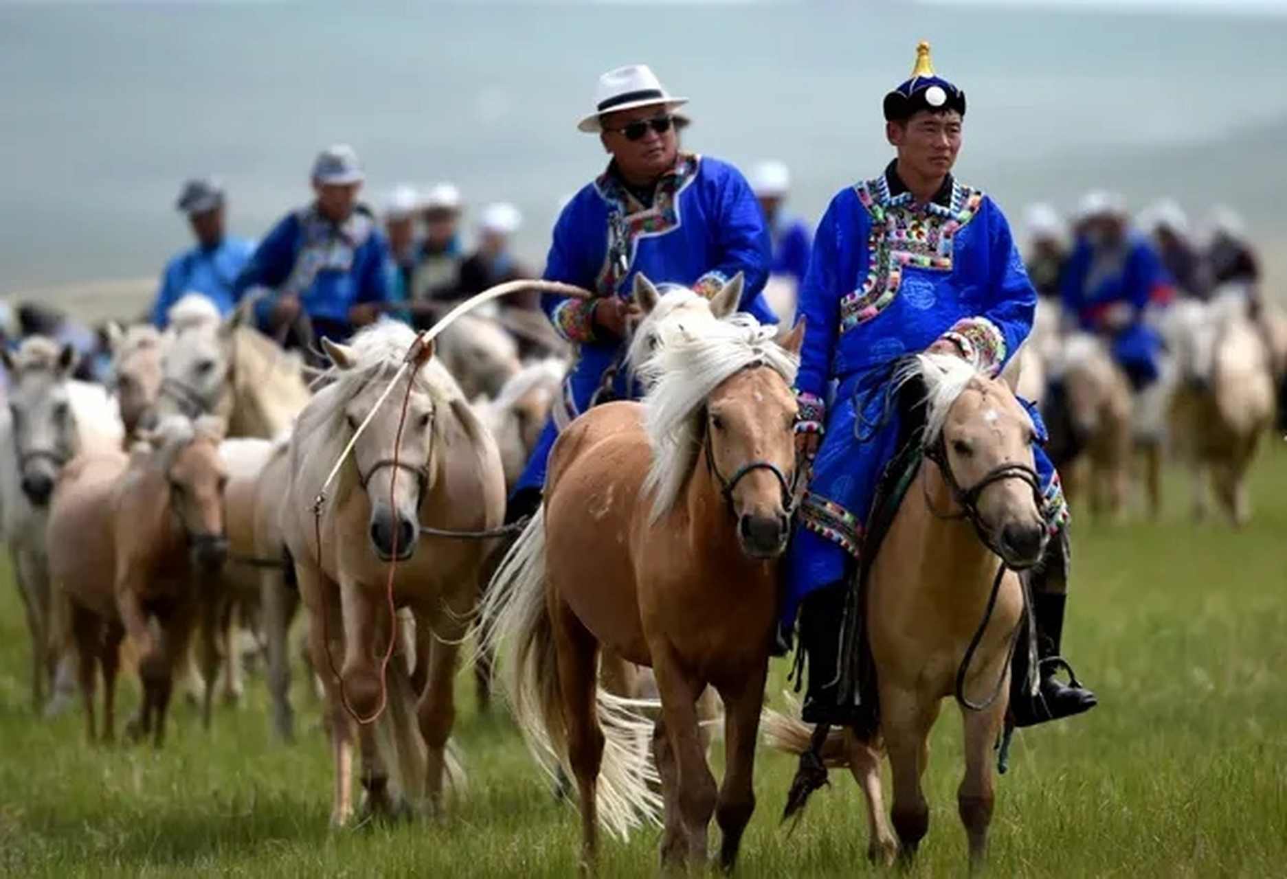 曾经,骑马是蒙古人的骄傲,但如今,他们似乎更愿意选择现代化的"坐骑"