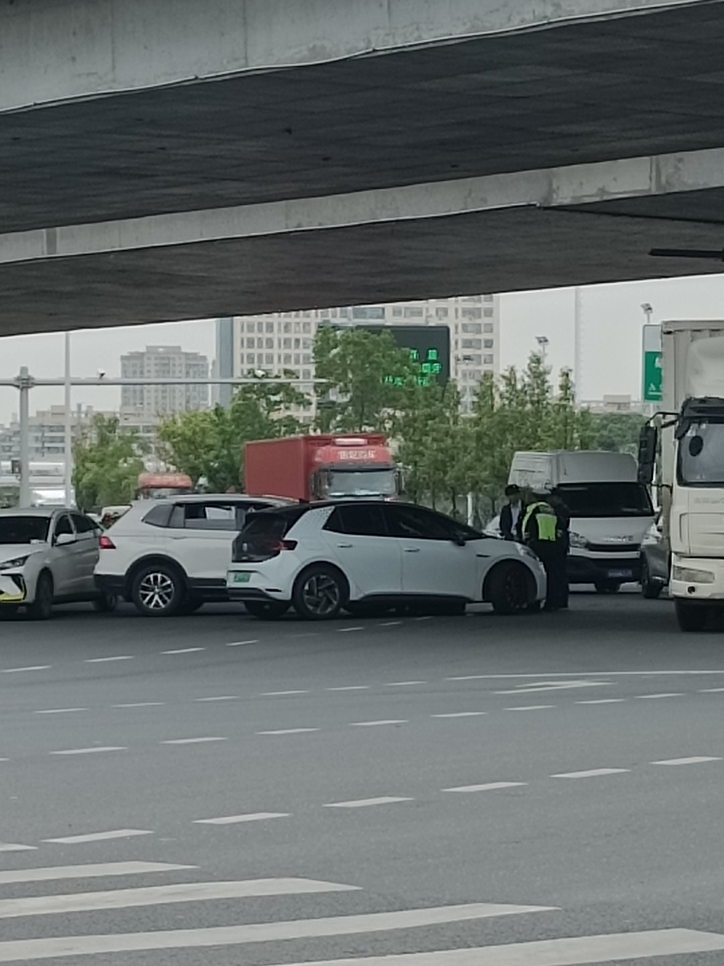 都是一万匹马在奔腾大早上出这事几天都没有车用了后面堵车的也急