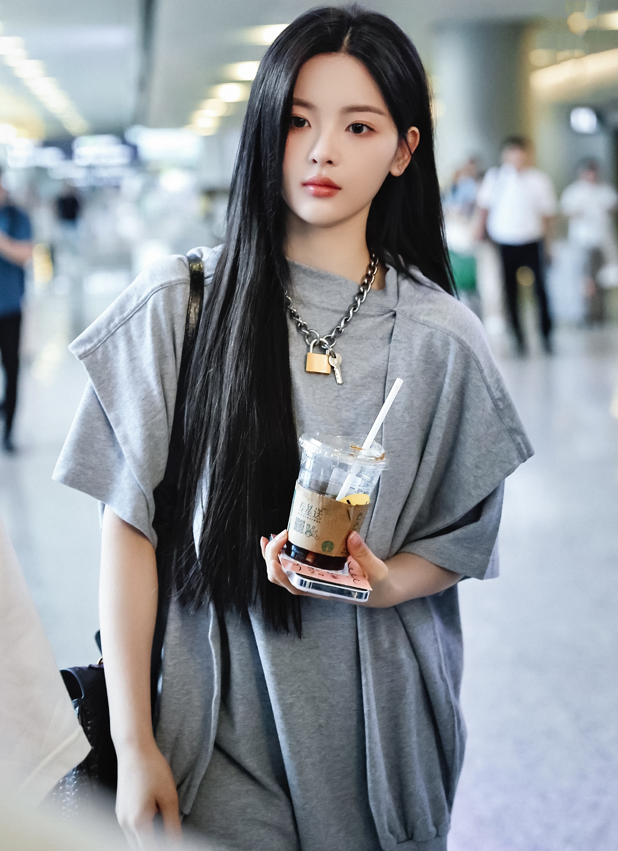 杨超越,她如同一位古灵精怪的小精灵,身上散发的奇妙而和谐的气质让人