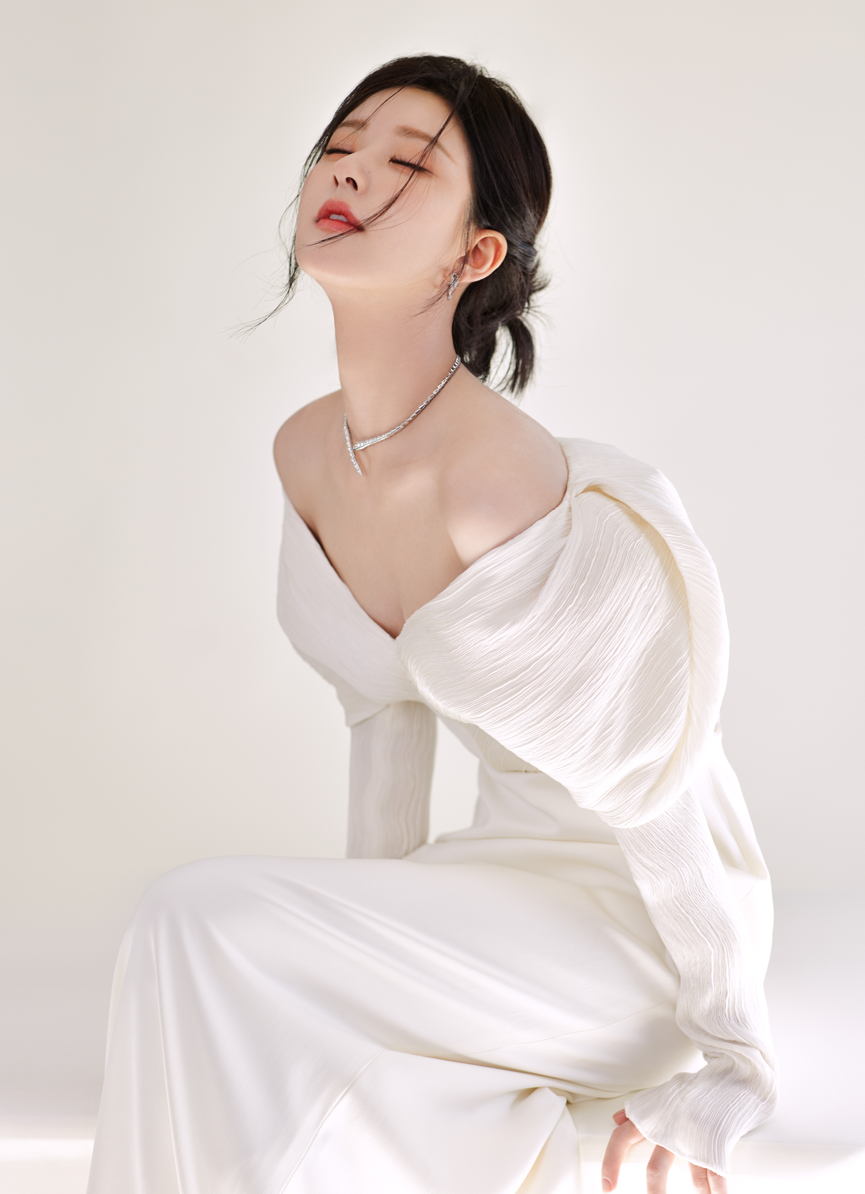 赵露思,白色露肩长裙,清新动人!