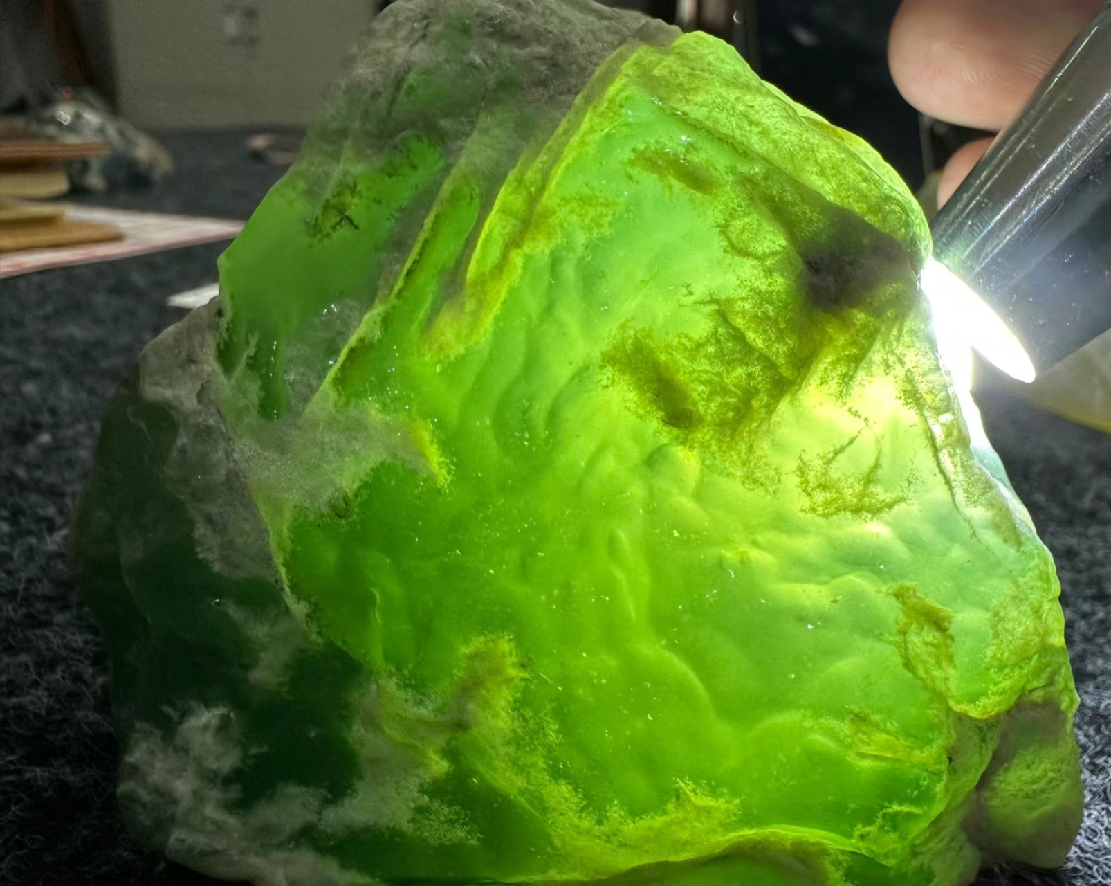 分享两块胶润如果冻的翡翠原石～ 今天给大家分享一块晴绿翡翠原石