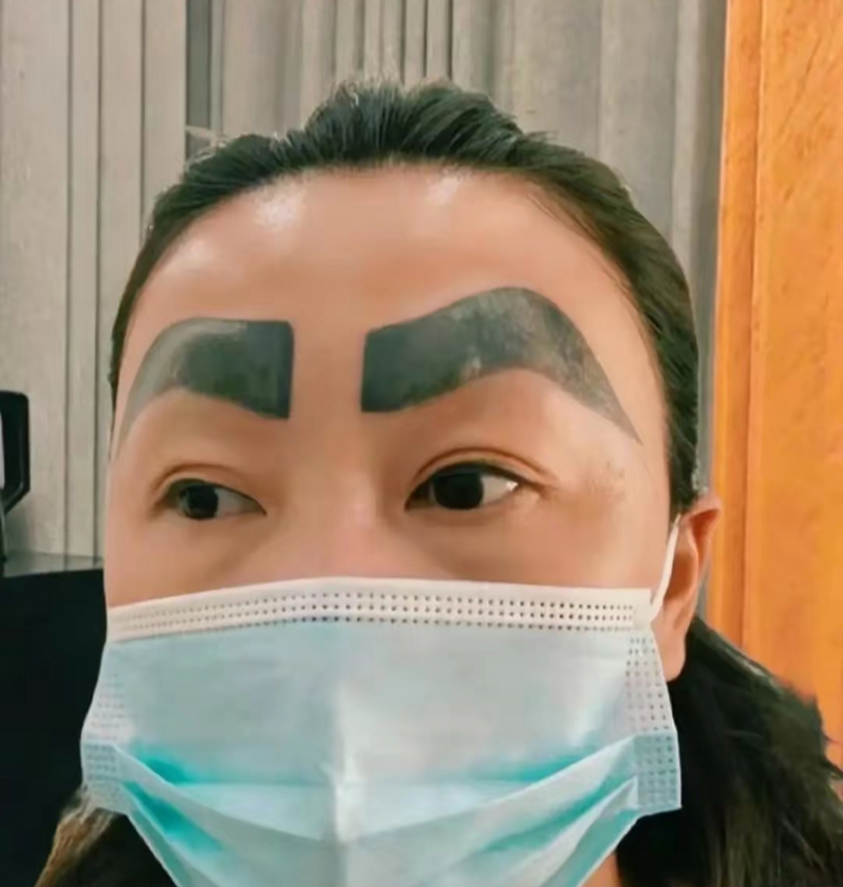 你的眉毛被纹成这样,你会找纹身师傅赔钱吗?