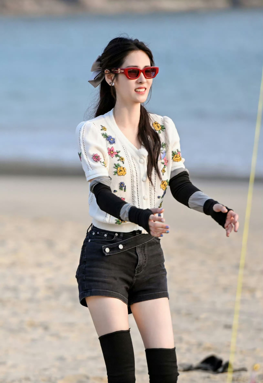 张碧晨的腿好长啊,整个人的五官端正大方,但一戴墨镜整个人和整容了一