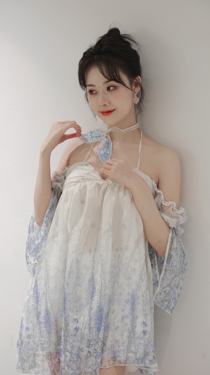 时尚圈新宠:曹曦月的美妆穿搭秀