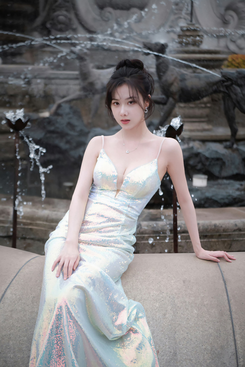 时尚圈新宠:曹曦月的美妆穿搭秀