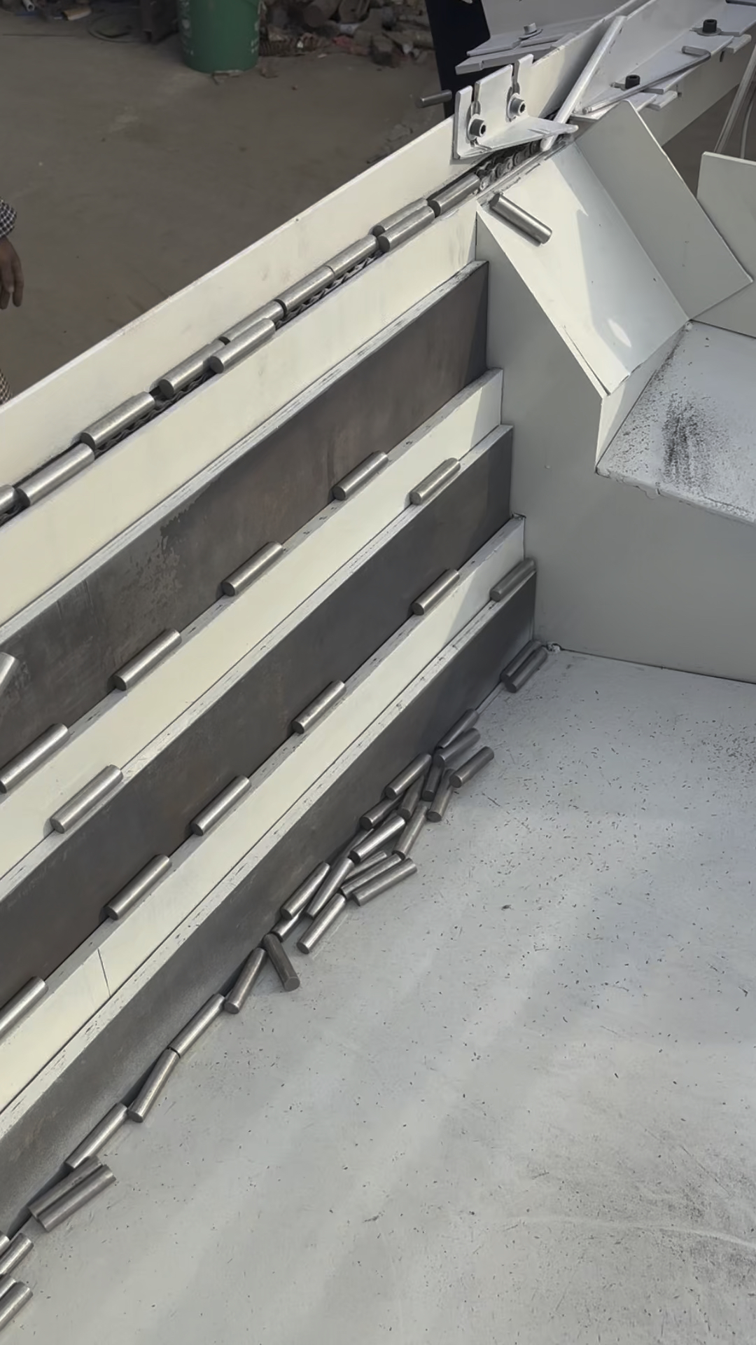 管件棒料自动提升输送机,电动三推板上料机 阶梯式送料机