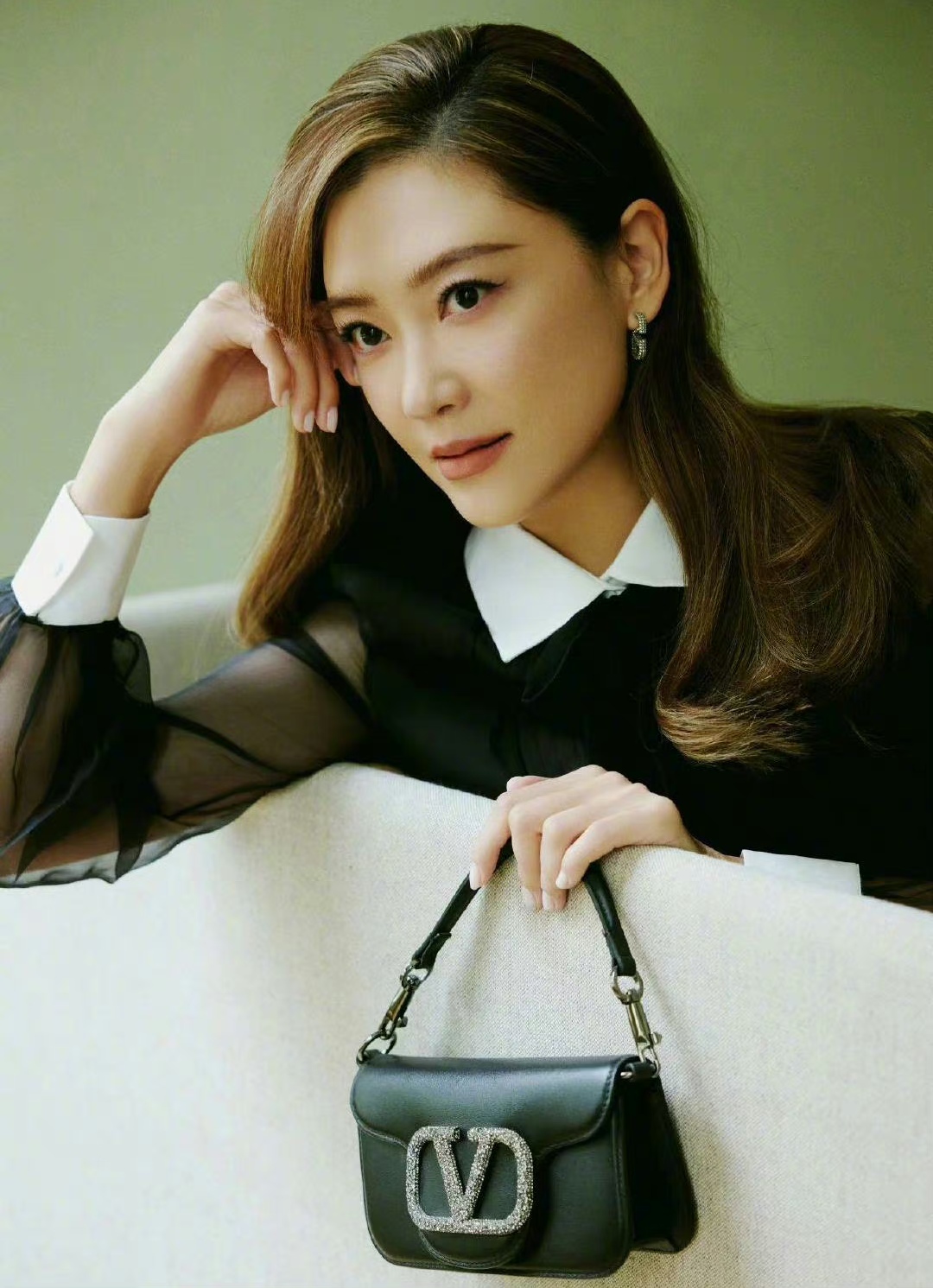 应采儿黑色连衣短裙美不?