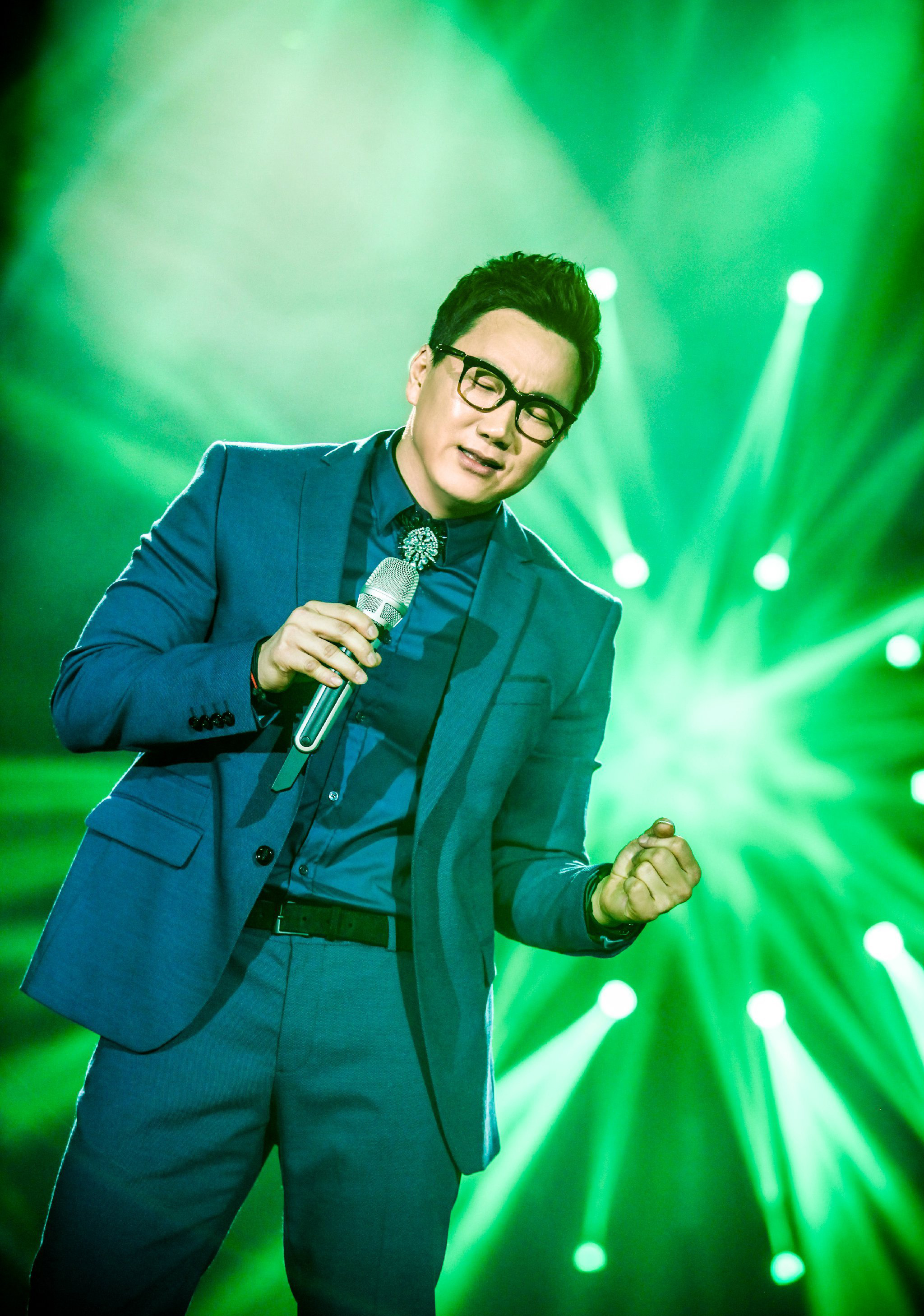 帅哥在唱歌,边上还有一个美女郑淳元郑淳元 写真歌手图片郑淳元写真