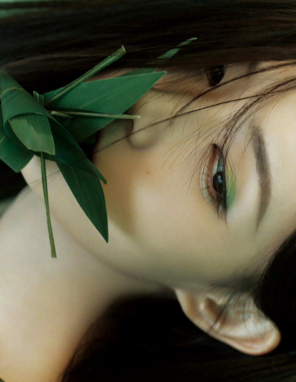 李一桐,深绿色吊带连衣裙,美美美!