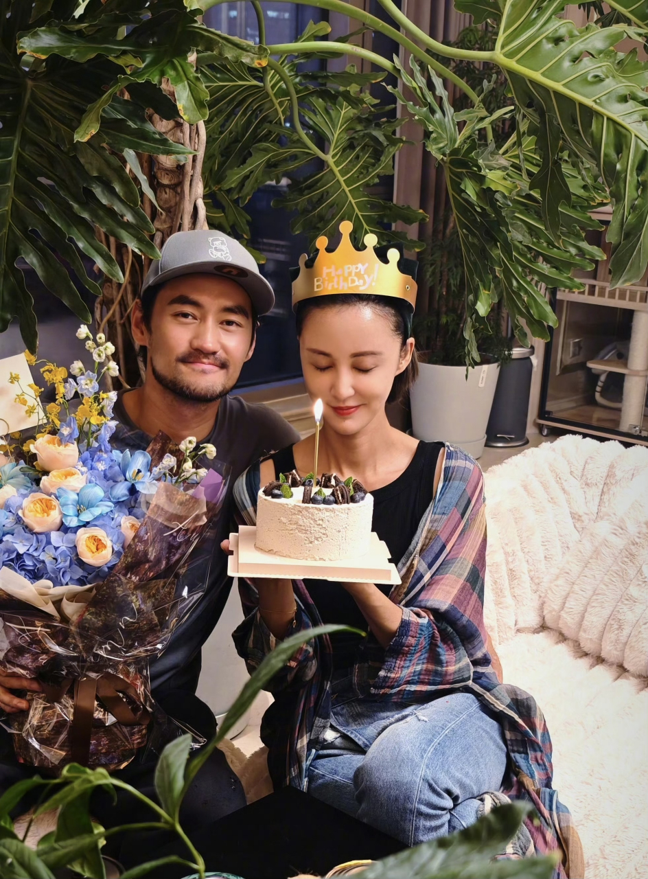 5月30日,袁弘最新发文,自曝老婆送了自己一个特别的结婚纪念日礼物:一