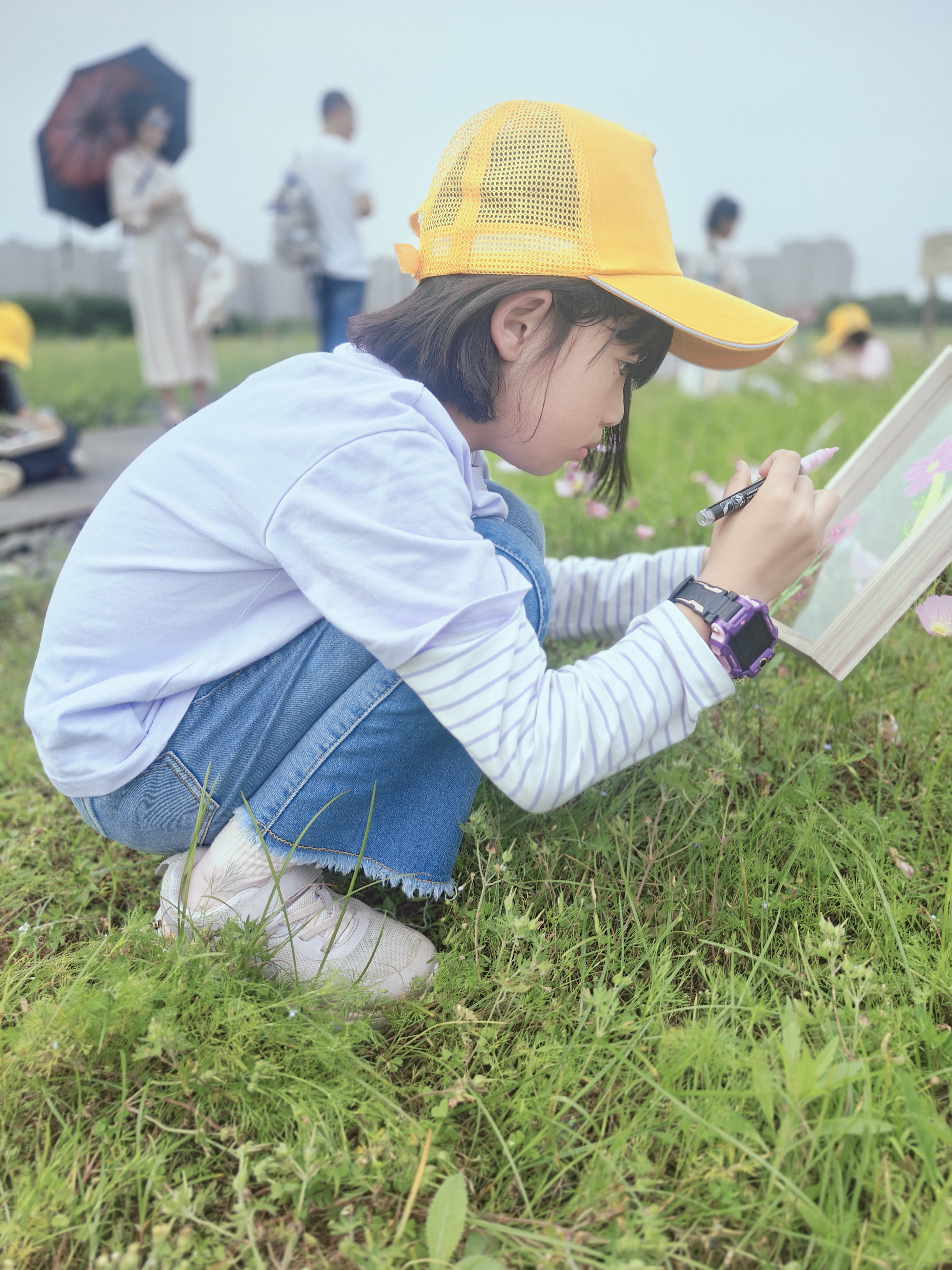 "  和女儿一起写字时有几个字没有写好被女儿检查出来了,我赶紧示范在
