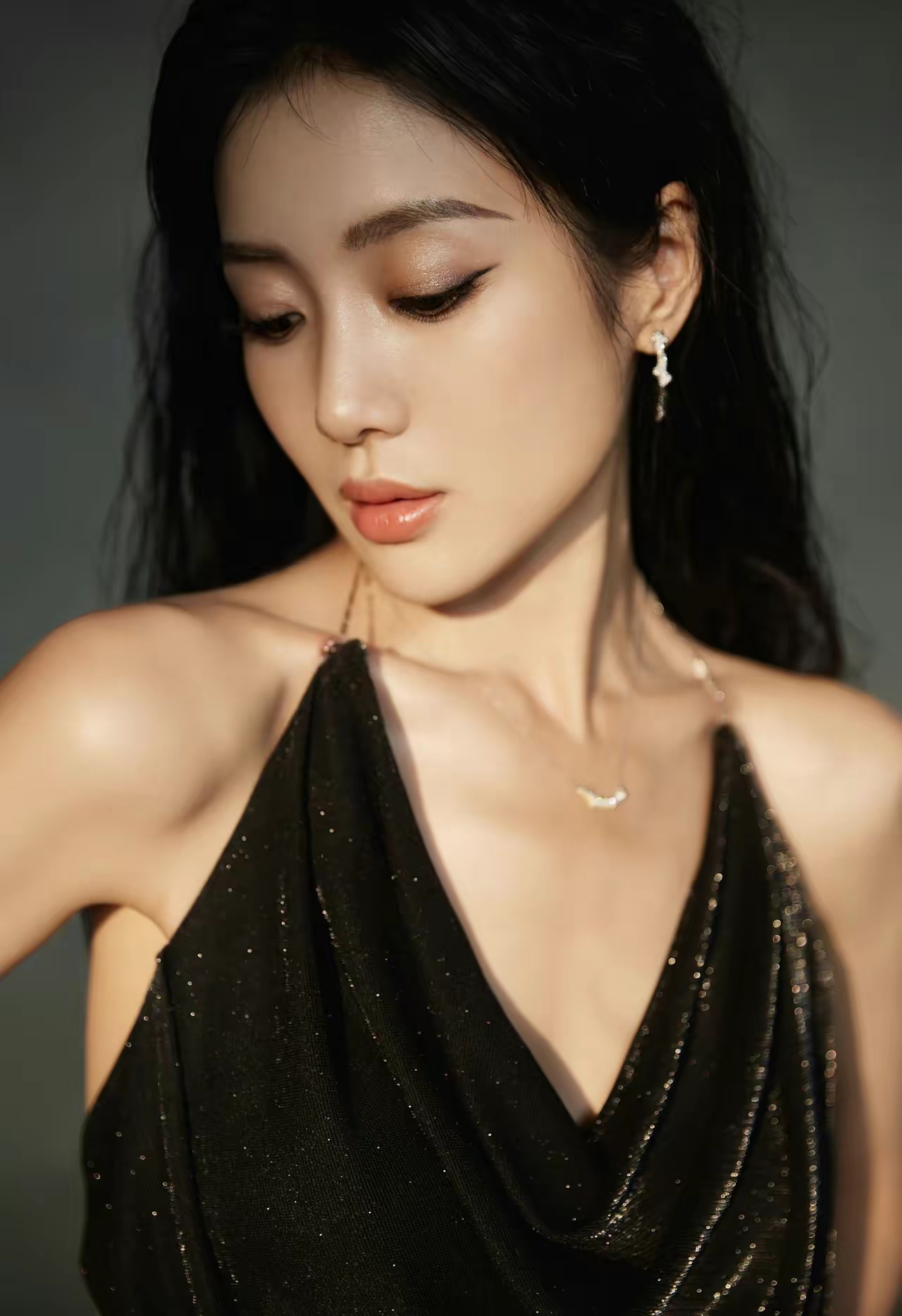 她叫王梓薇,1996年出生于吉林省白山市,天蝎座女孩,身高:165cm,体重