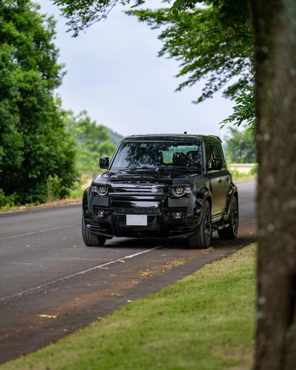 改装urban套件的低趴版路虎卫士,黑武士外观真的很霸气,假如给你100万