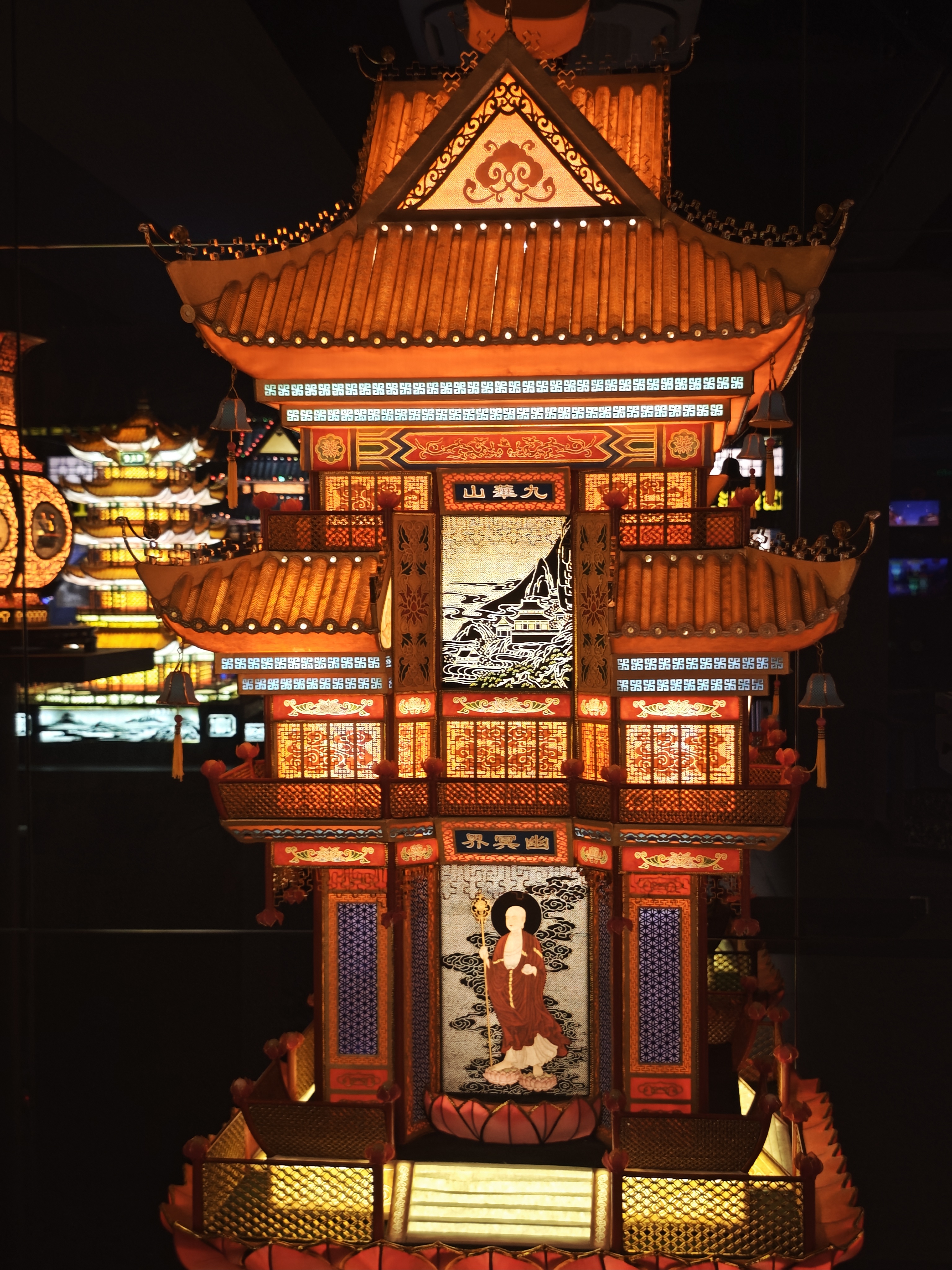 第一次是去海宁博物馆的时候,在2层的灯彩观了解到了硖石灯彩