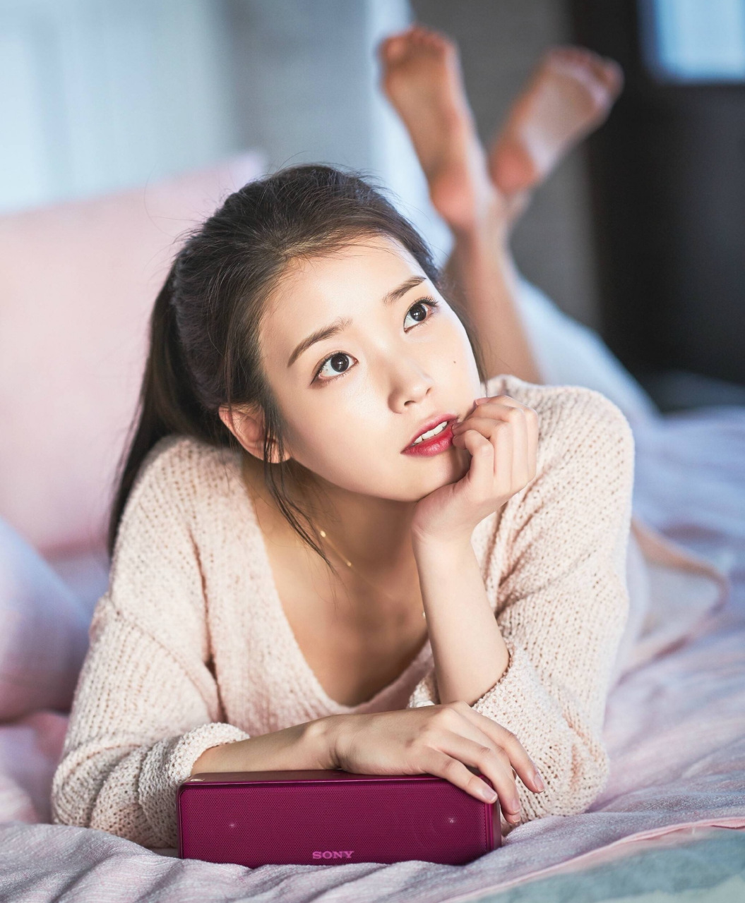 李知恩(iu)光脚丫亮相,清新脱俗形象再升级,自然美让人心动不已