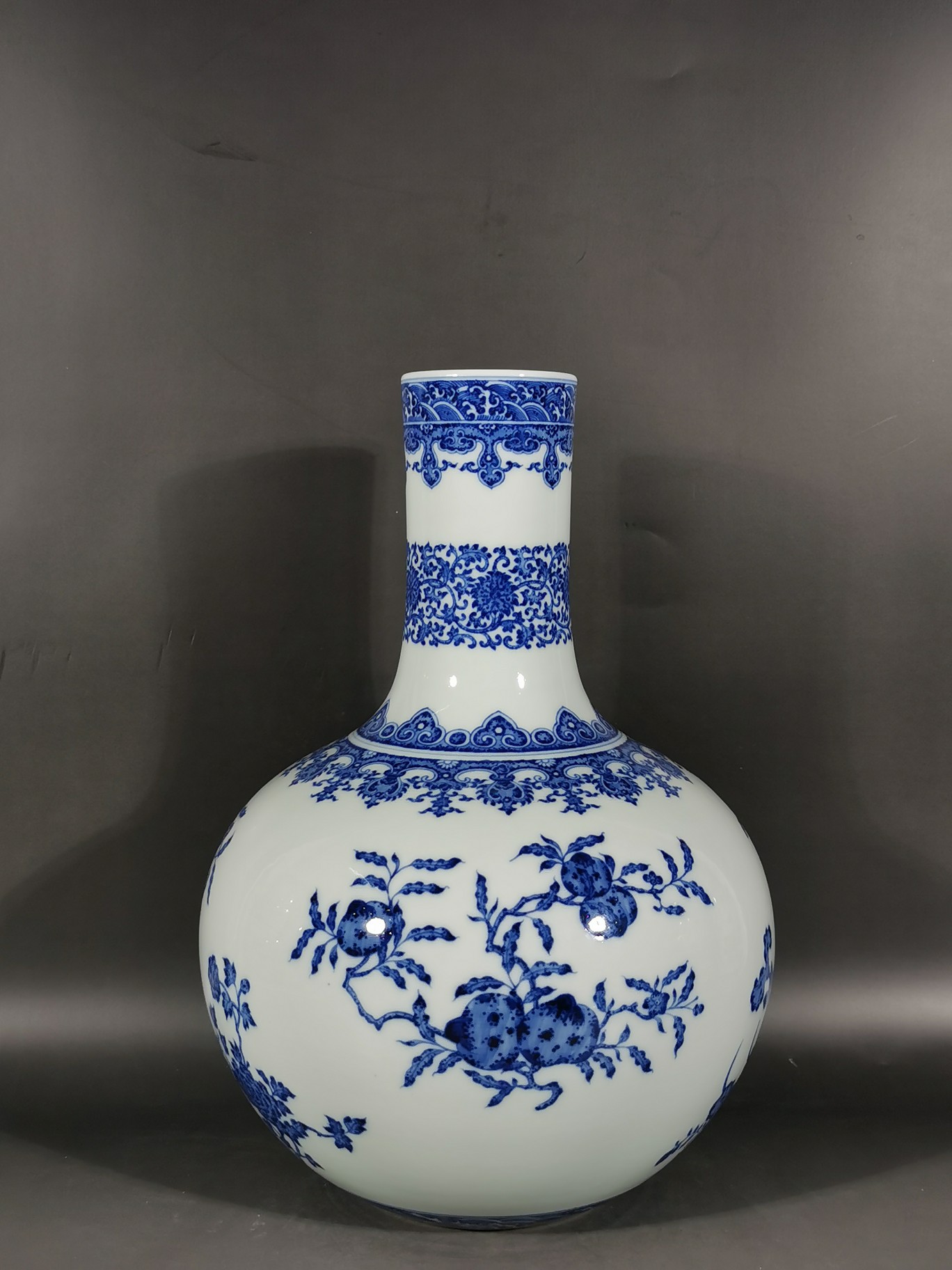 清雍正青花缠枝莲纹三花三果天球瓶    尺寸高度38.5口径8肚径28