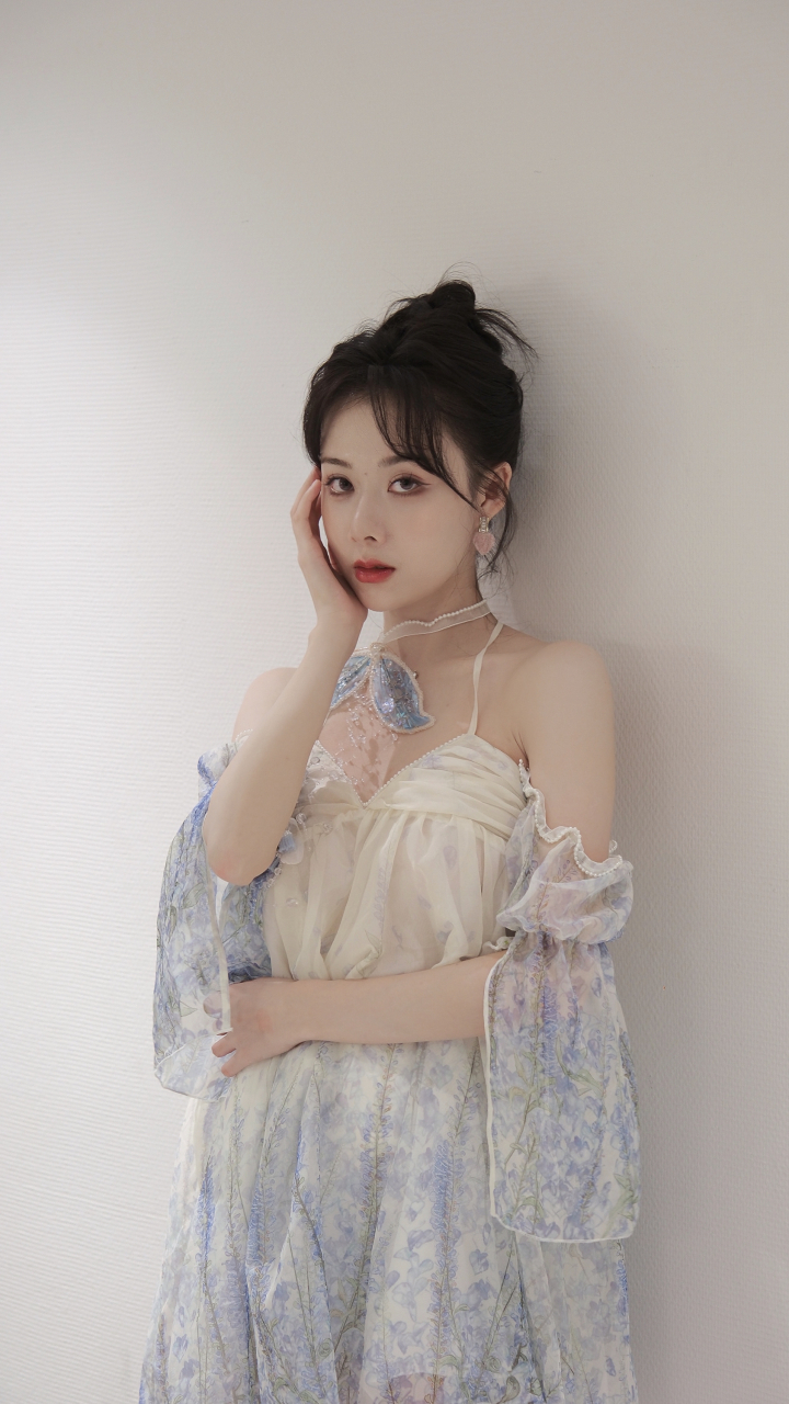 时尚圈新宠:曹曦月的美妆穿搭秀