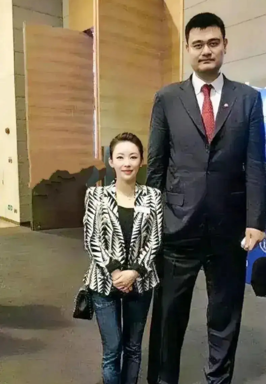 一般人不要和姚明拍照,要和潘长江拍照才合适,嘱咐的话都当耳旁风了!