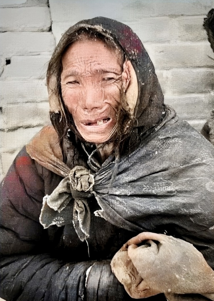 她扎着破旧的围巾,戴着早已露出棉絮的帽子,手中抱