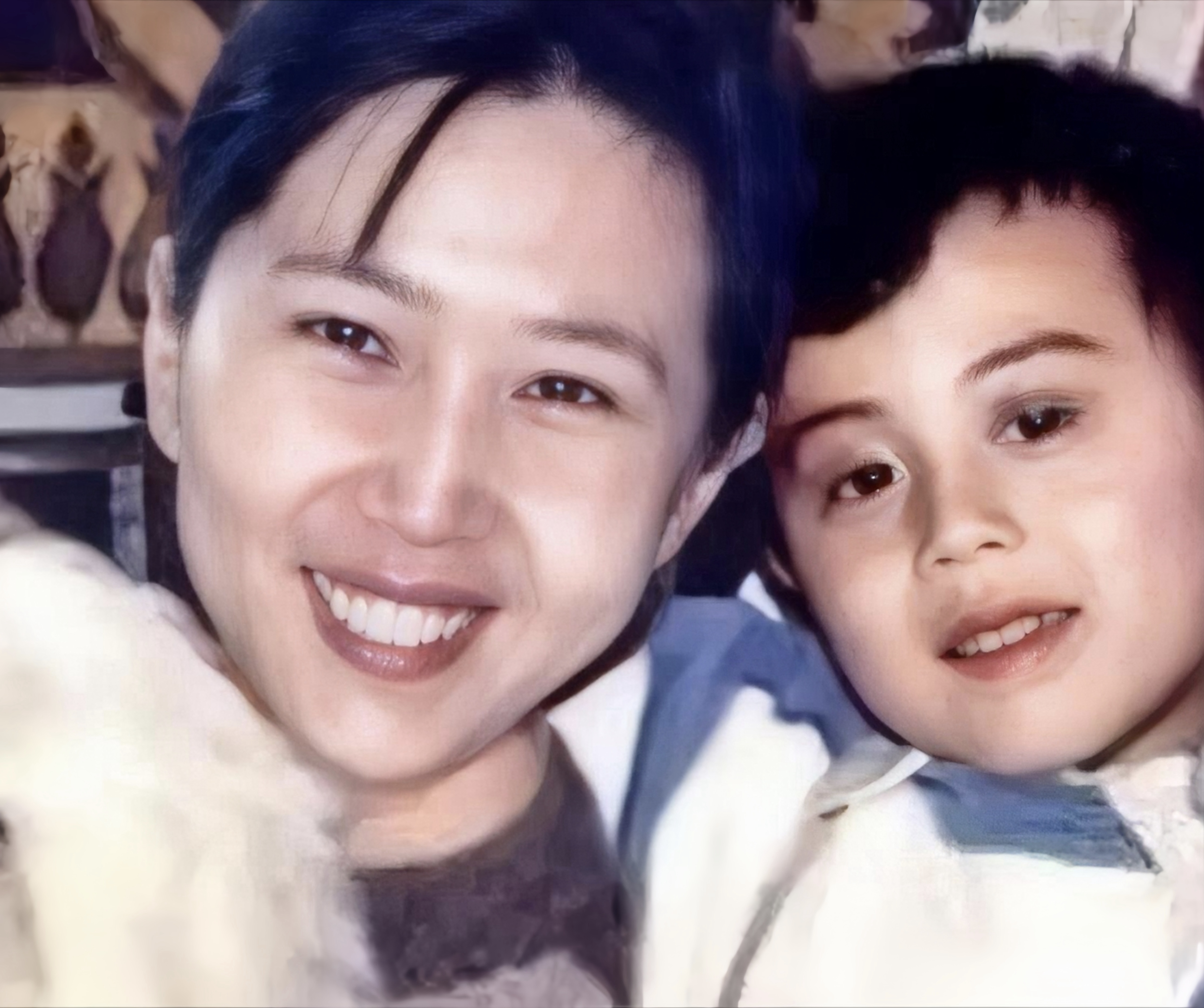 第一张是杜淳小时候与妈妈的合影,第二张是他们拍摄的全家福