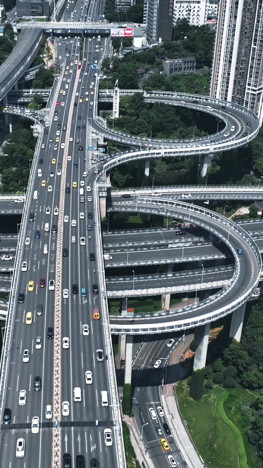 鹅公岩立交桥在空中纵横交错的线条诠释山城重庆魔幻立体交通