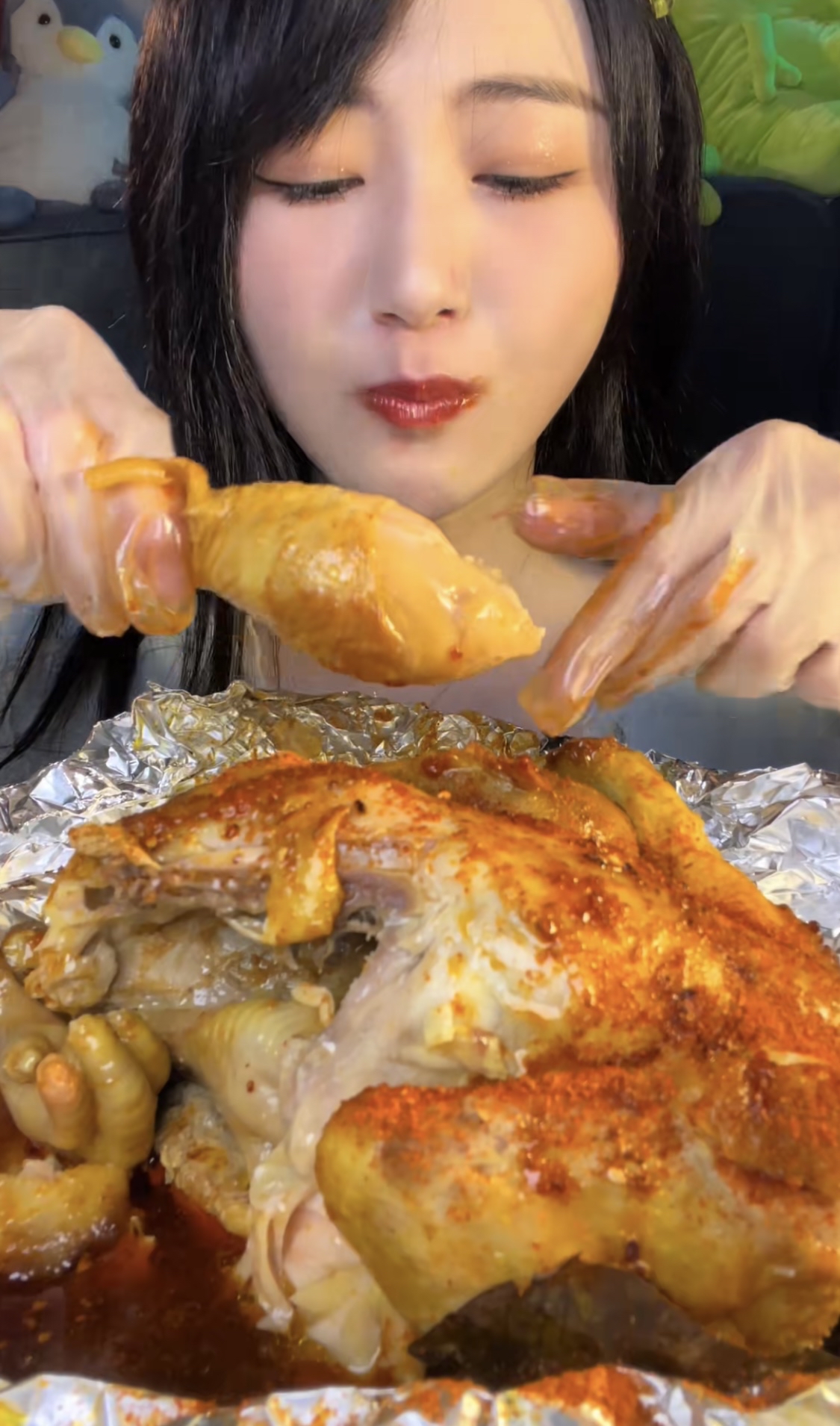 看着她们狂吃海塞,就好像自己想吃的让她们帮忙吃掉了一样!