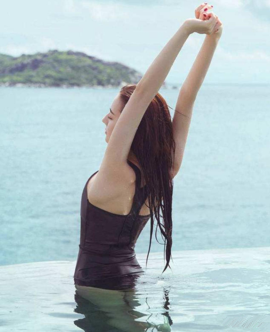 古力娜扎游泳的样子