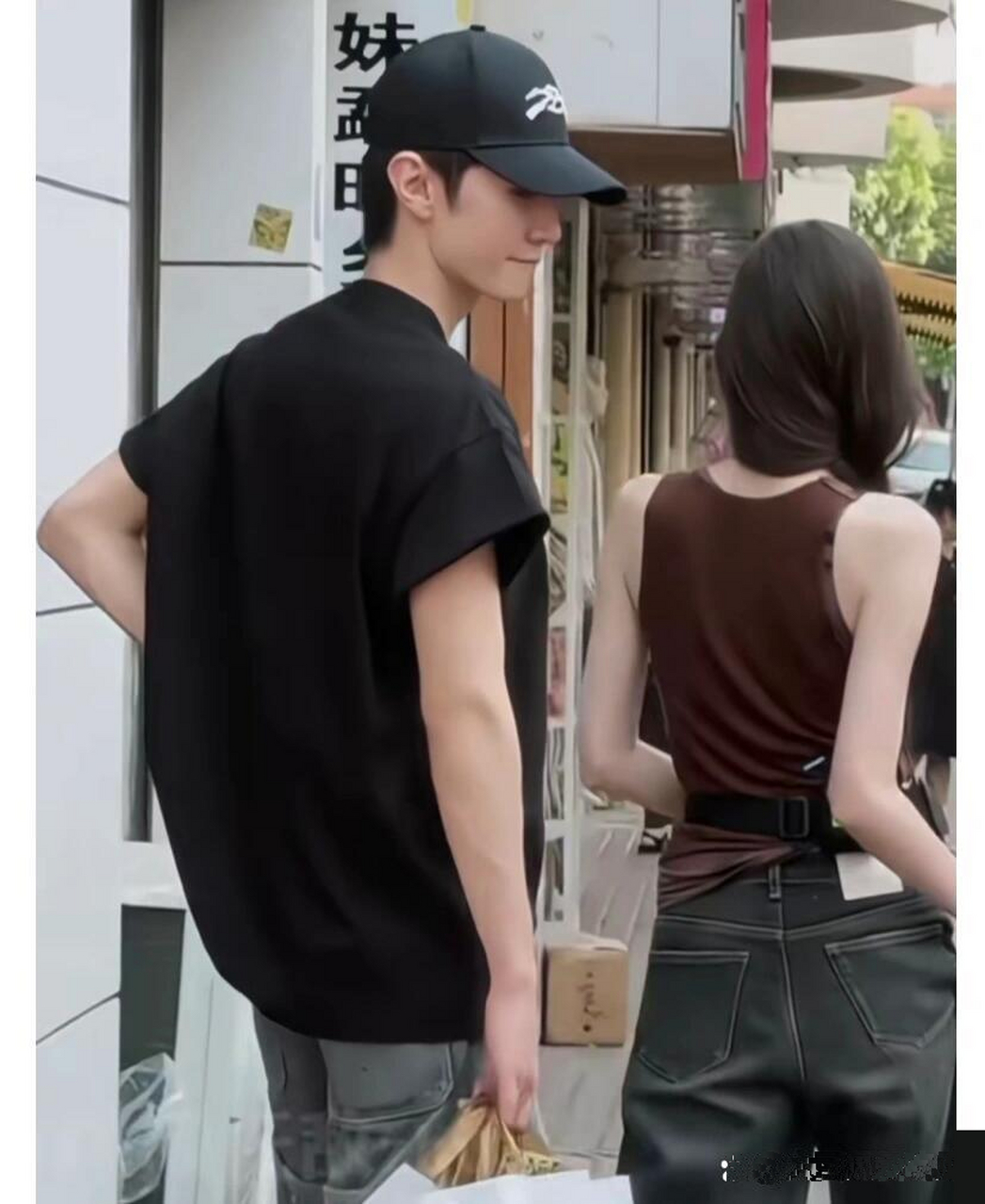 陈哲远任意门路透,陪女友出游拎包!