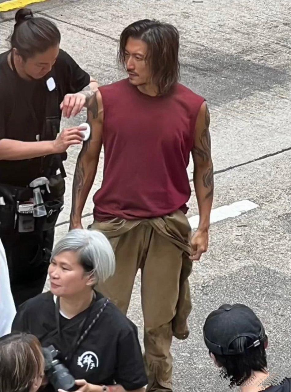 谢霆锋长卷发,纹身,有点脏脏的