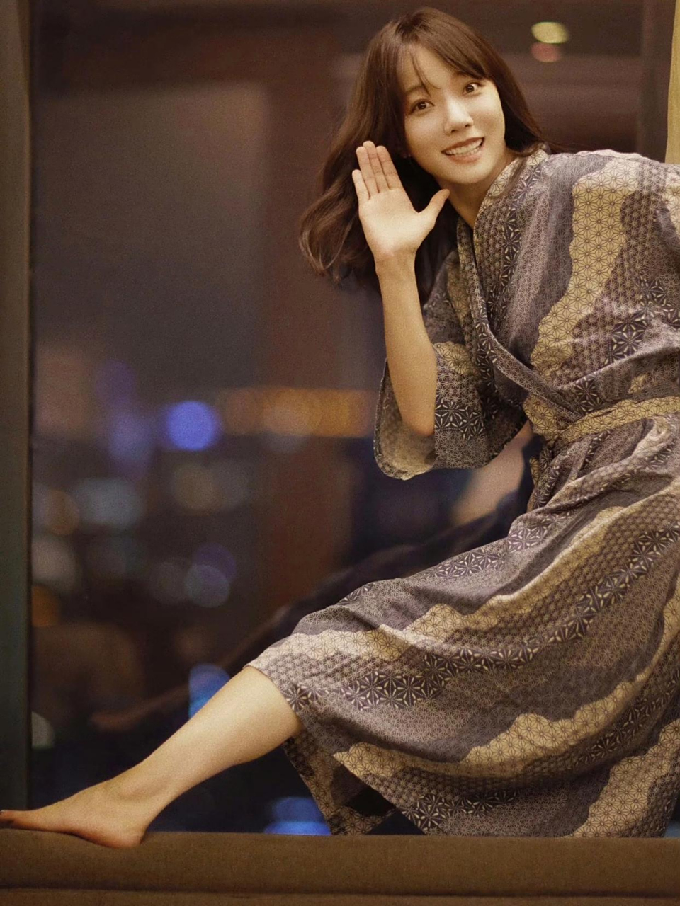 王珞丹身穿睡袍,拍这种照片.