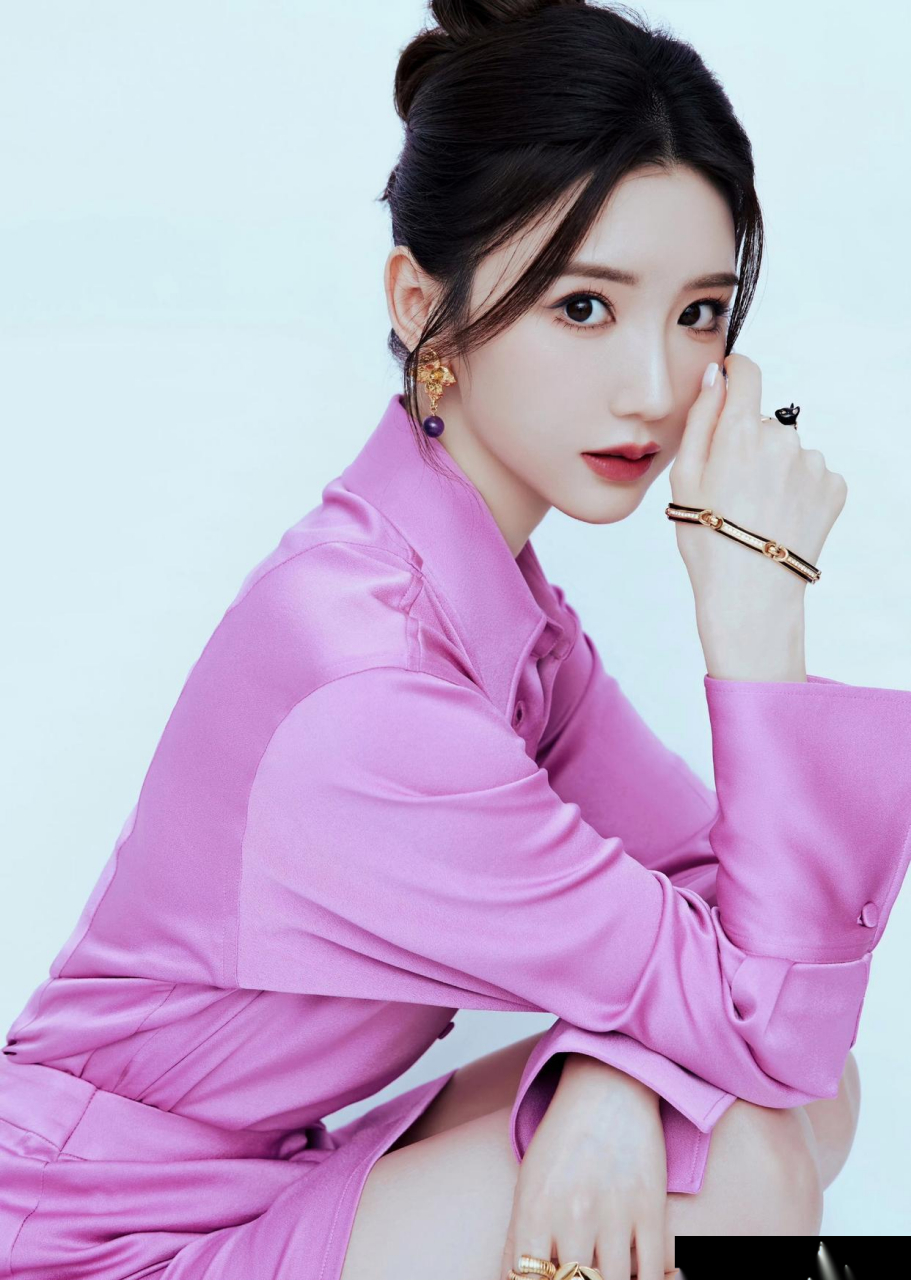 毛晓彤,一套紫衣,妹妹都说紫色很有韵味.