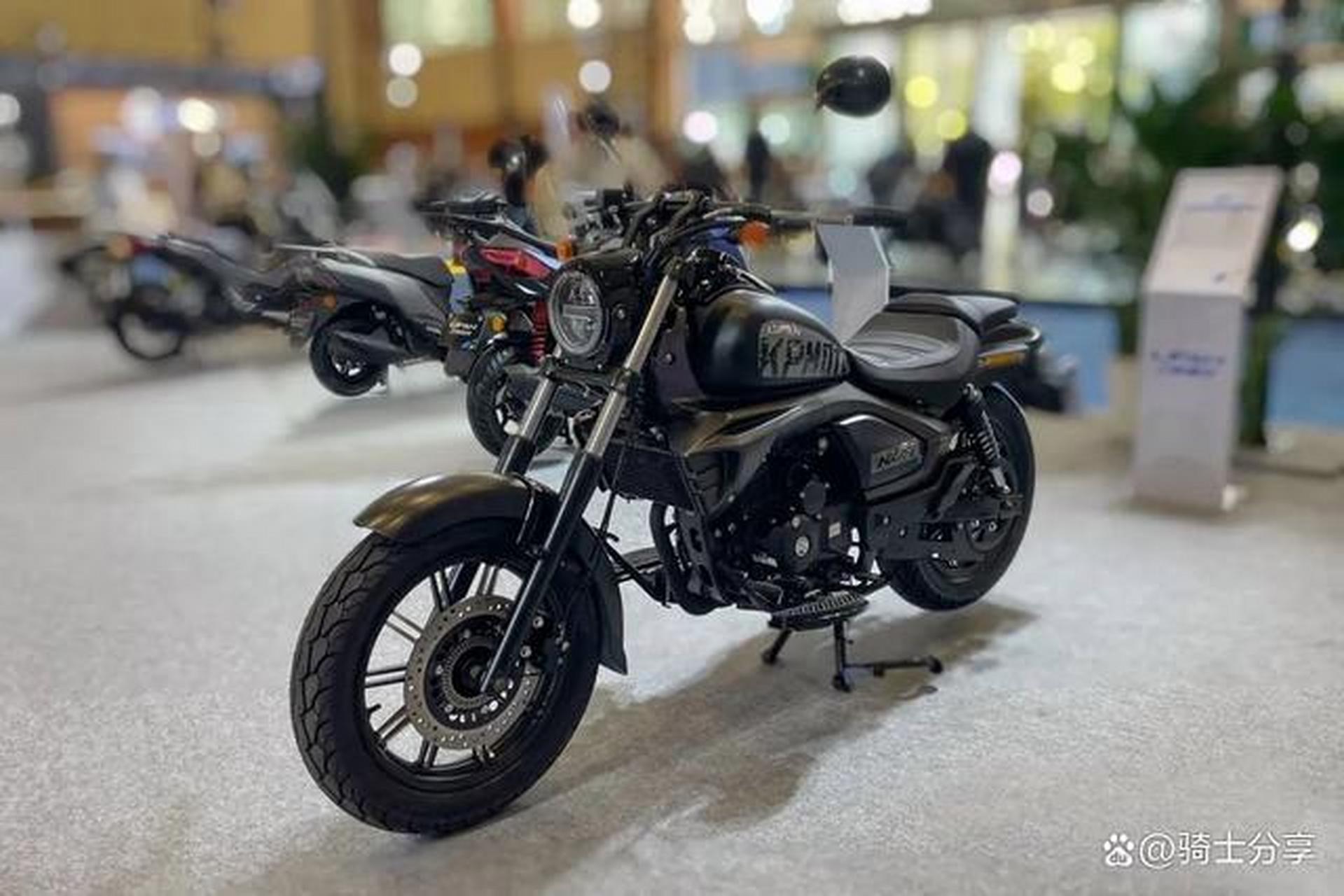 力帆k29作为250cc入门级太子机车,外观复古动感,搭载高效引擎,动力