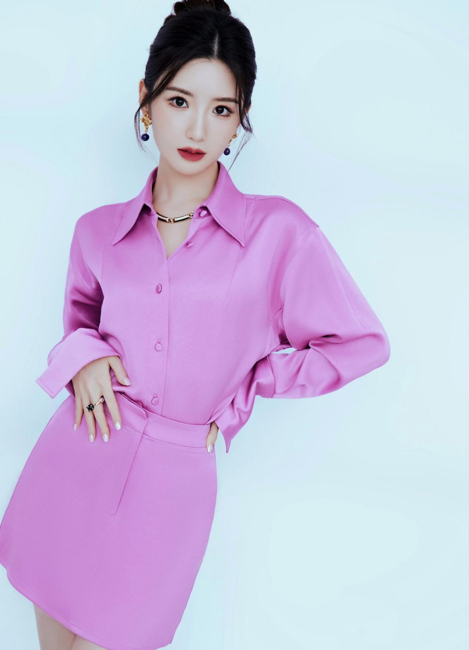 毛晓彤,一套紫衣,妹妹都说紫色很有韵味.