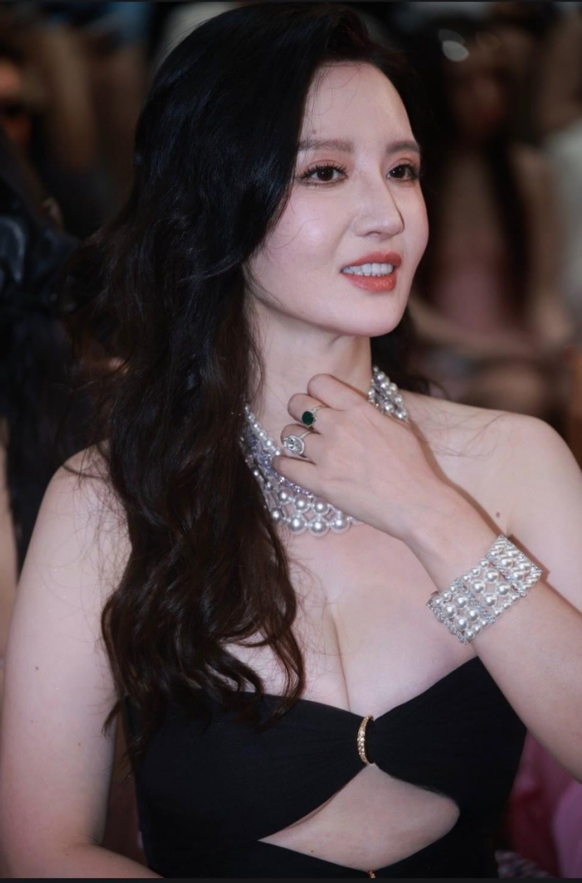 张萌看秀,皮肤白皙,美得让人赞叹!