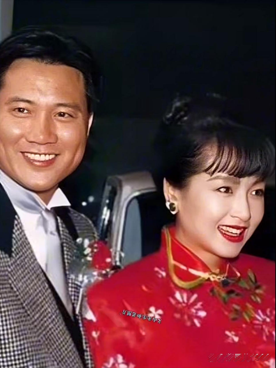 1992年,万梓良和恬妞举行了一场豪华的世纪婚礼,邵逸夫当证婚人