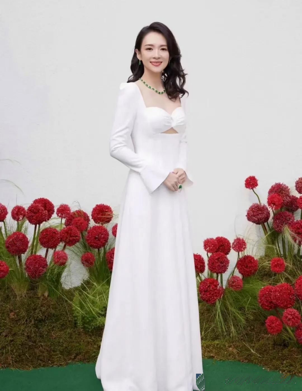 章子怡这身打扮真的好看.和内景也很搭.纯白色的礼服,看着很传统