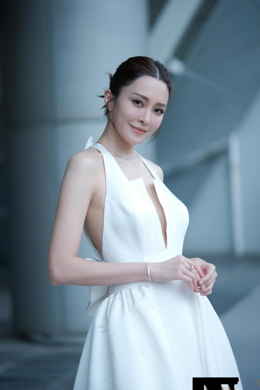 张曦雯白色深v裙,优雅性感兼具!