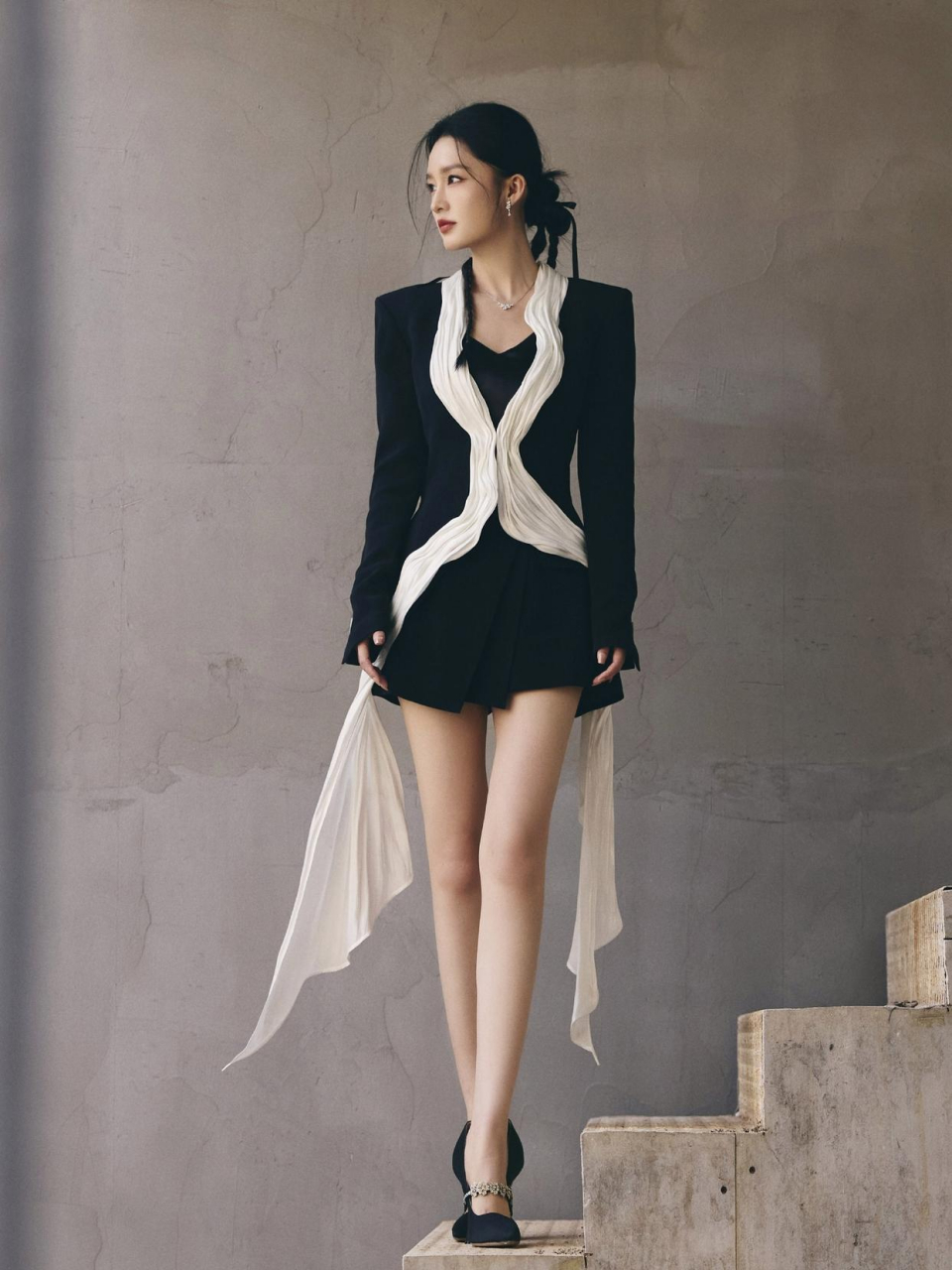 李沁简约大方而不失优雅美丽,尽显魅力.