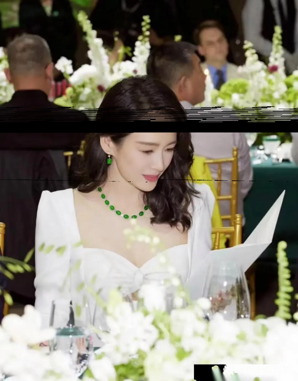 章子怡这身打扮真的好看.和内景也很搭.纯白色的礼服,看着很传统