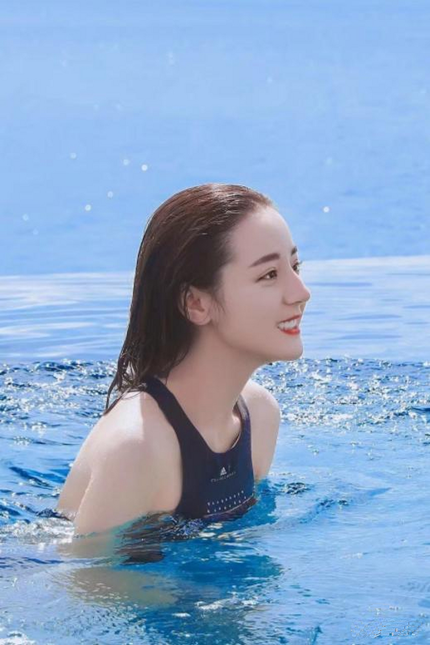 古力娜扎游泳的样子