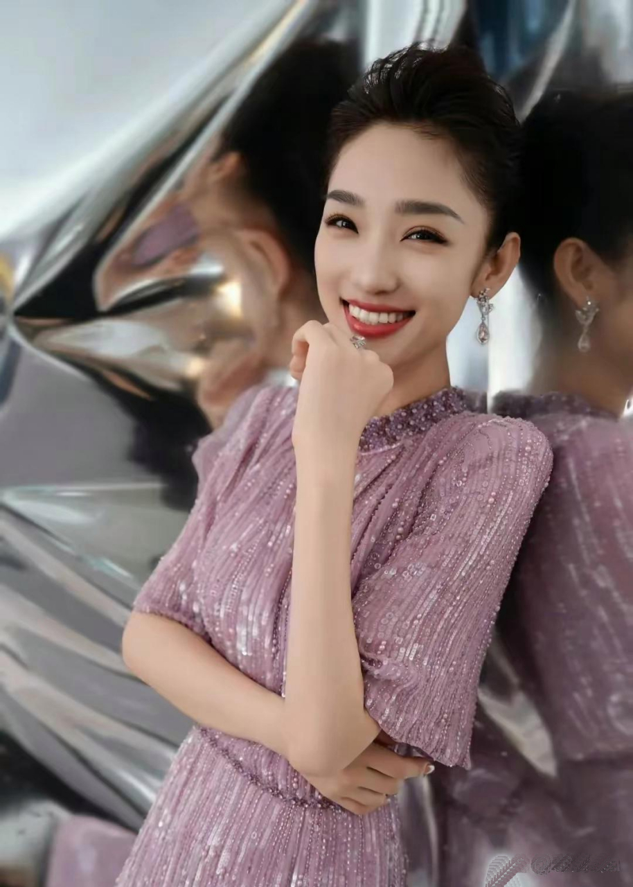 32岁央视主持人蓝羽