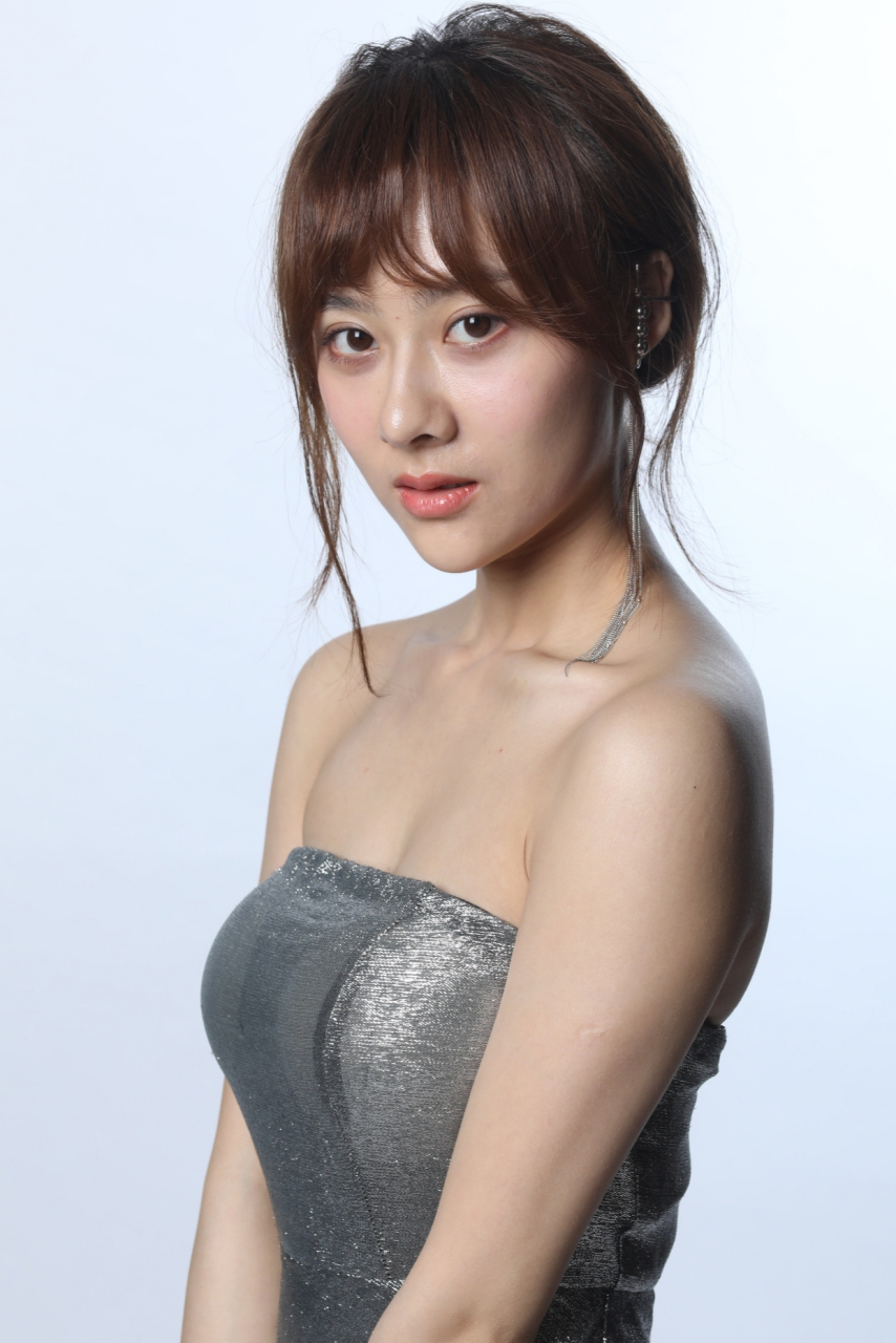 时尚圈新宠:曹曦月的美妆穿搭秀
