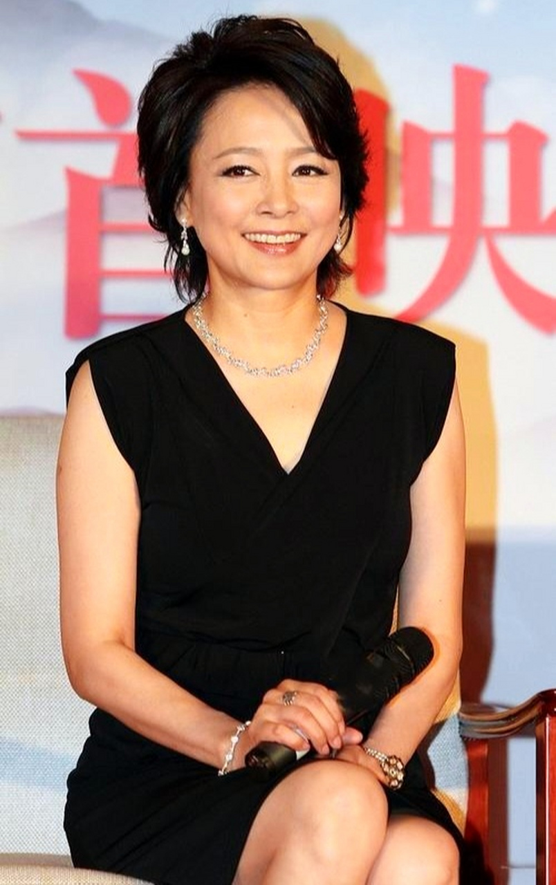 六十七岁的张瑜参加活动,穿着时尚大气,简约且优雅,展现生活中高贵