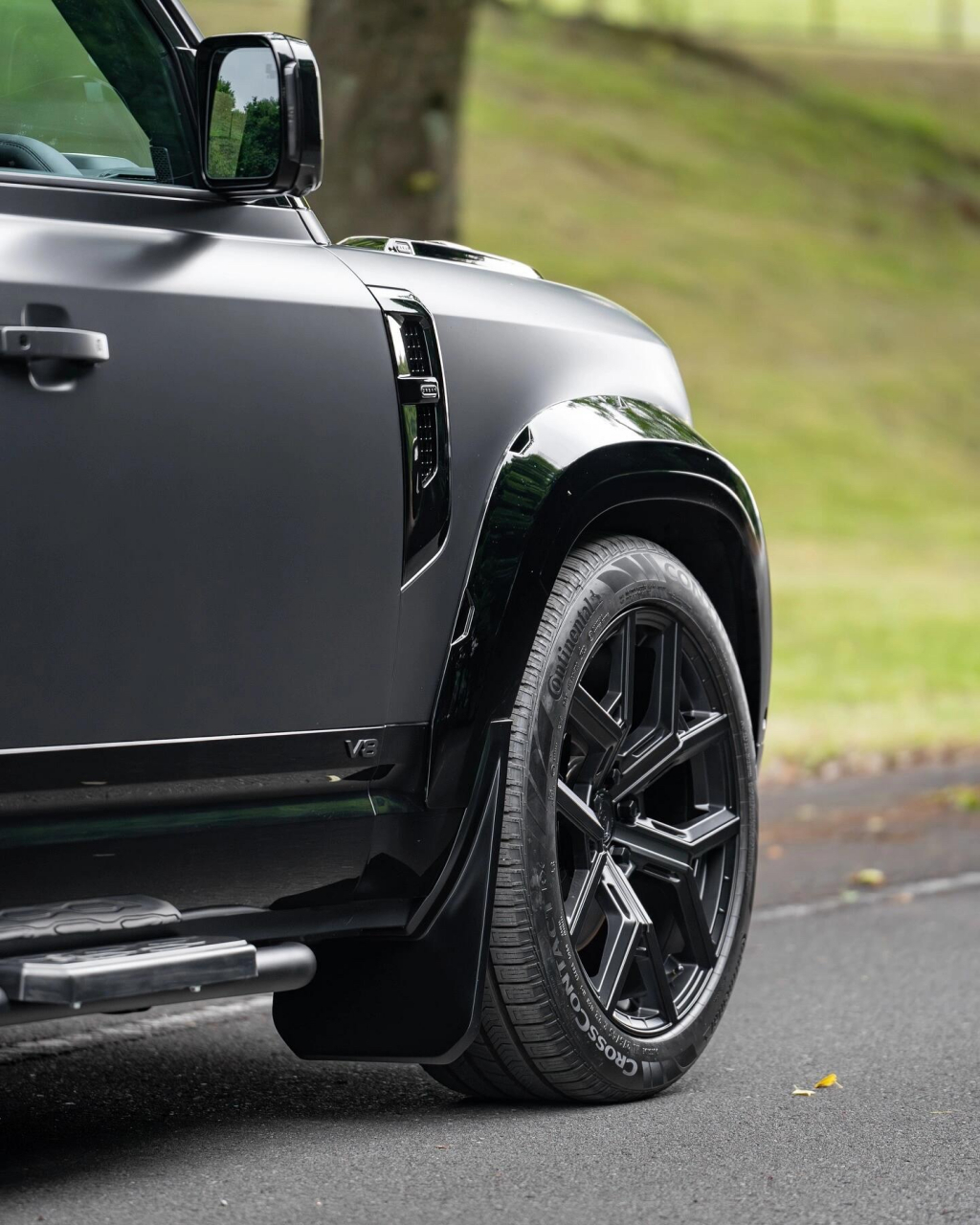 改装urban套件的低趴版路虎卫士,黑武士外观真的很霸气,假如给你100万