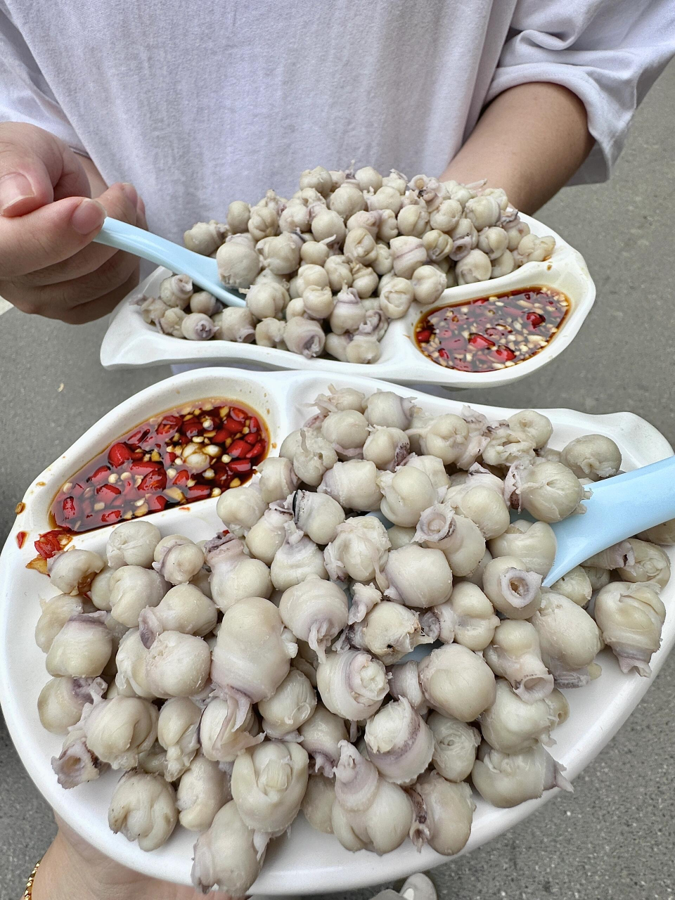 这个墨鱼嘴我真的吃不腻,蘸酱汁咬一口香辣q弹我一个人都可以炫一盘