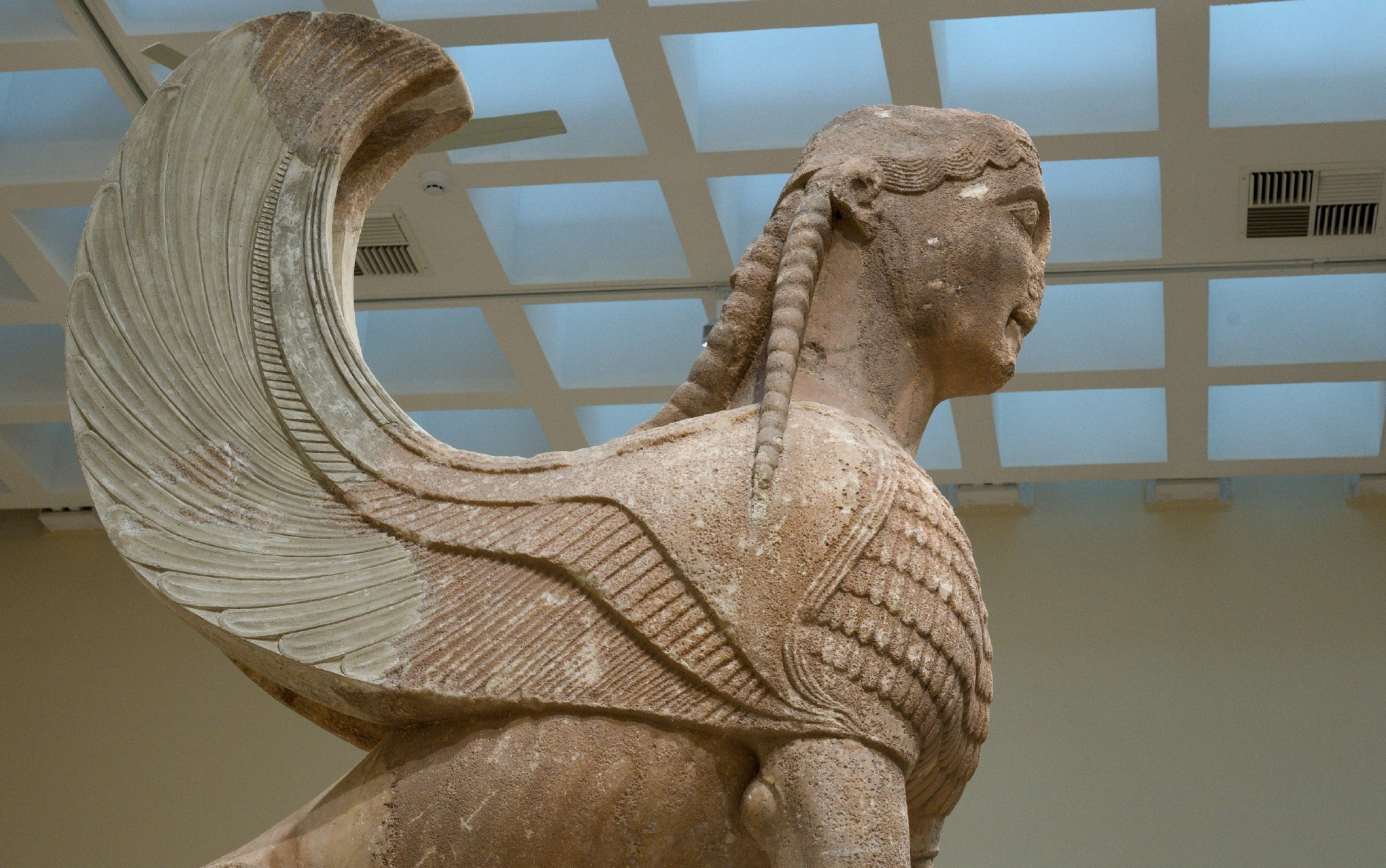 德尔斐考古博物馆收藏的纳克索斯的斯芬克斯雕像,是希腊纳克索斯城邦