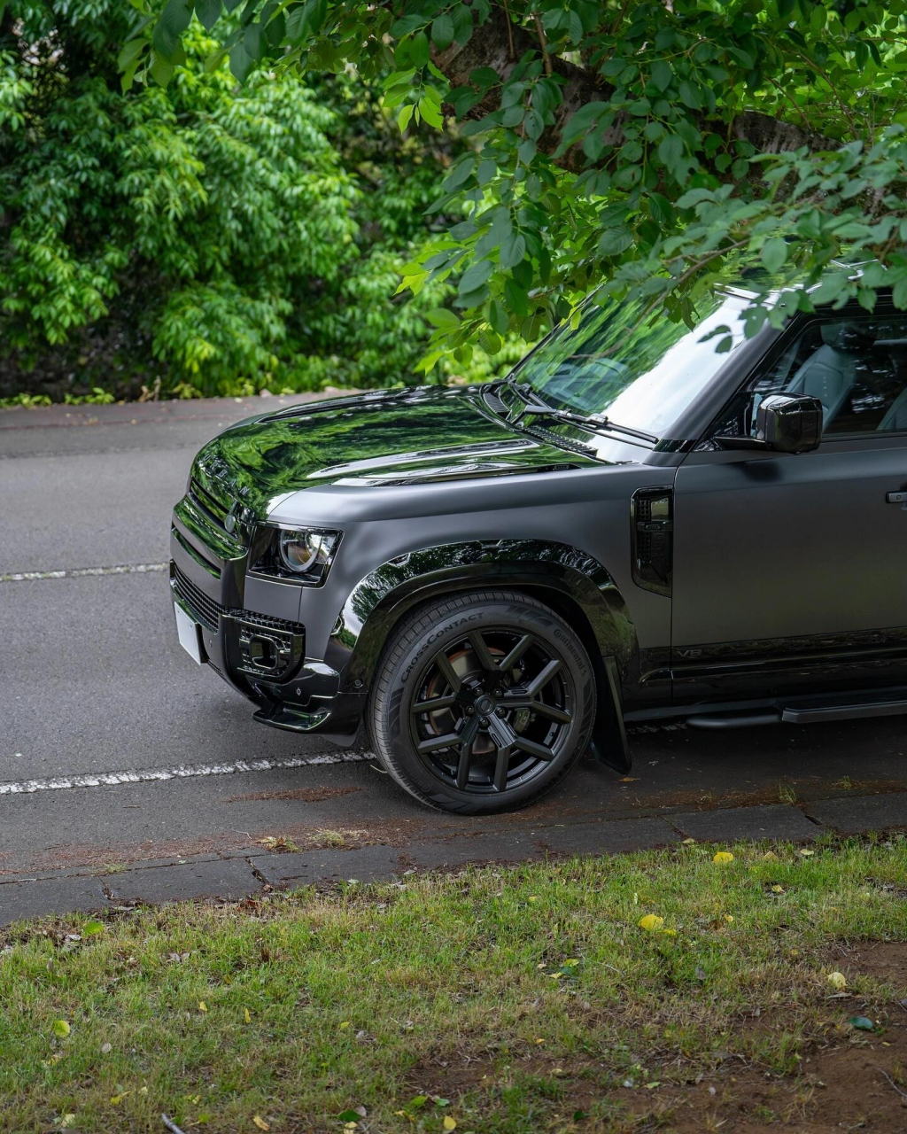 改装urban套件的低趴版路虎卫士,黑武士外观真的很霸气,假如给你100万