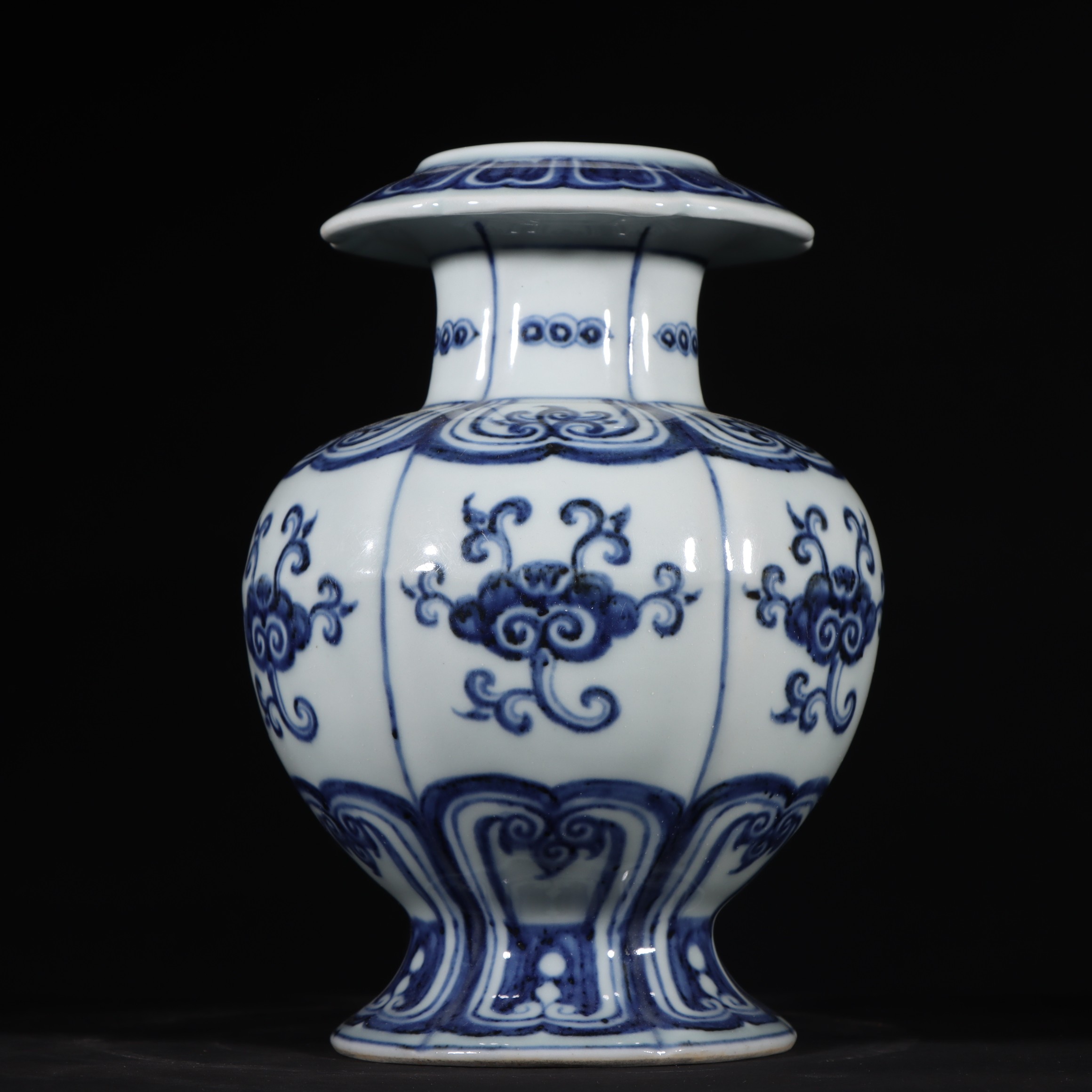 旧藏明代宣德青花石榴尊    尺寸高18.5cm.宽14cm