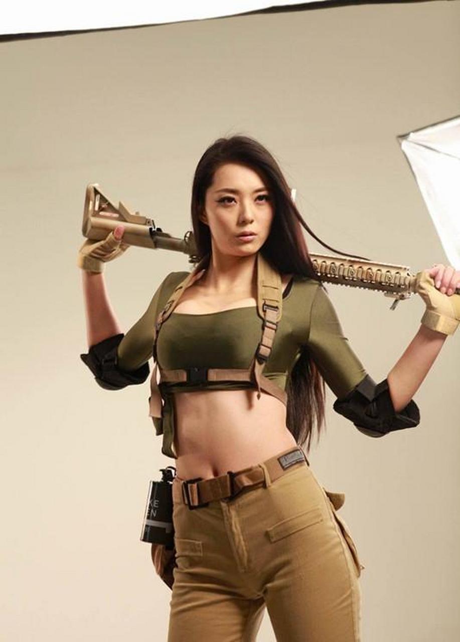 艾尚真以惊艳的颜值与完美身材成为众人瞩目的女神,她的美丽源自长期