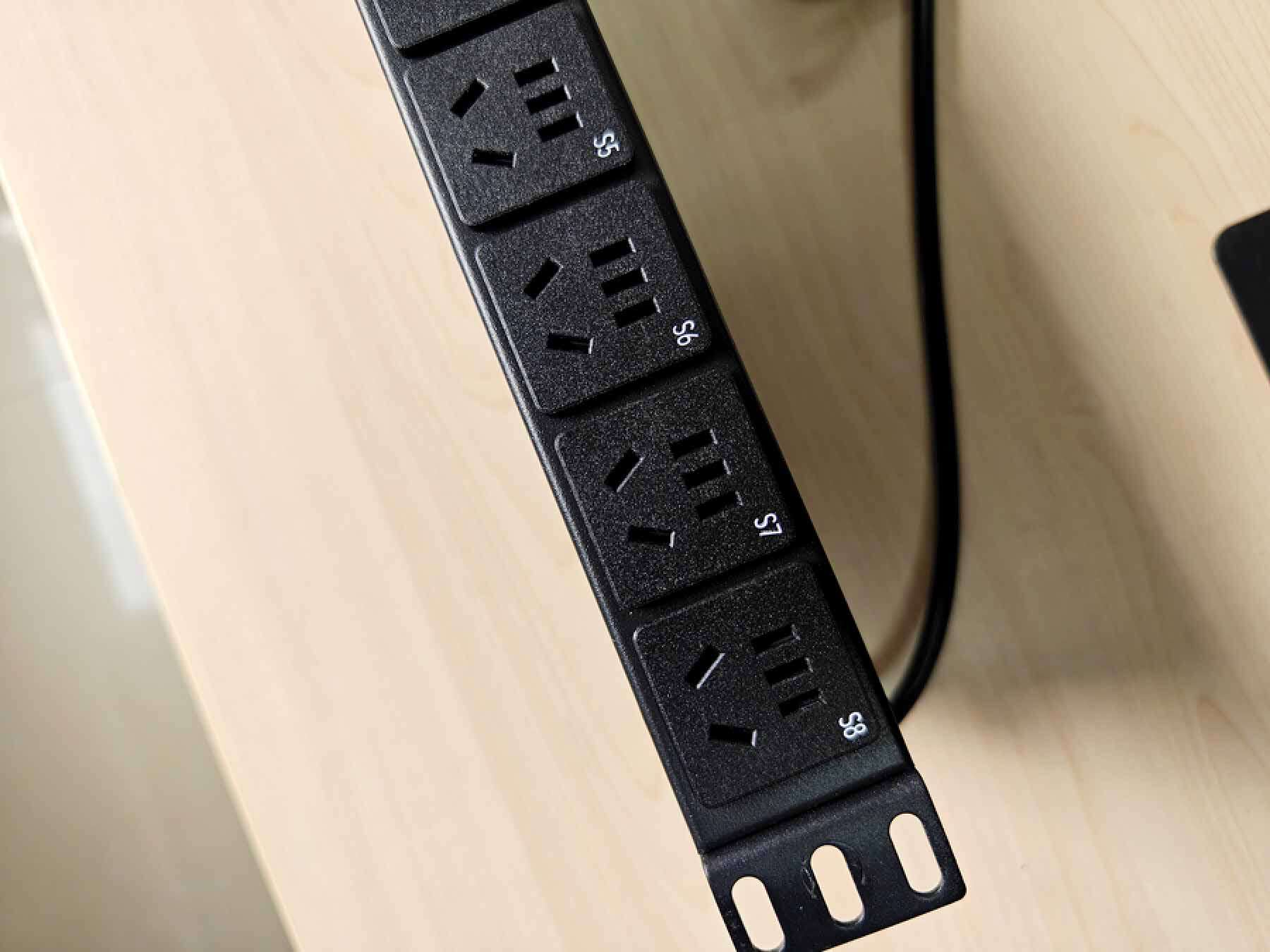 独立分控,实时监控,向日葵智能pdu机柜插线板保证你的用电安全